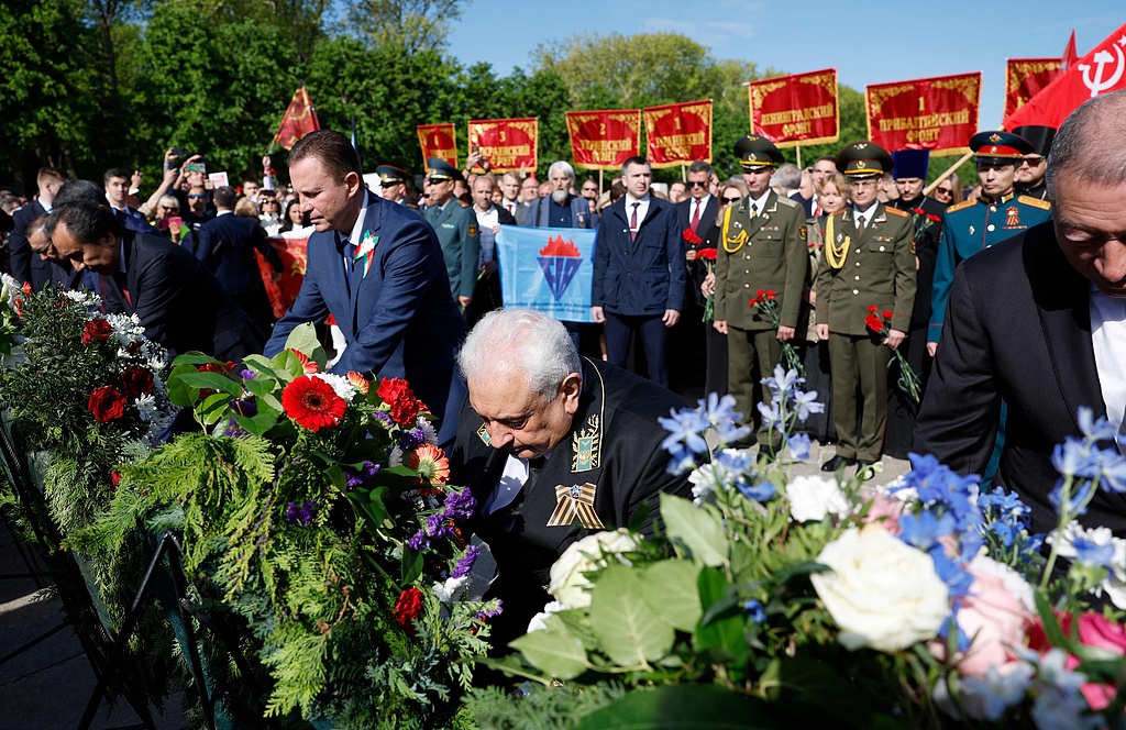Russia's ambassador to Germany Sergey Nechayev wearing a Ribbon of Saint George lays a wreath at the Soviet War Memorial during celebrations to mark the 80th anniversary of the Soviet Union's victory over Nazi Germany during the Second World War (WWII) in Berlin's Treptower Park, May 8, 2025. /CFP