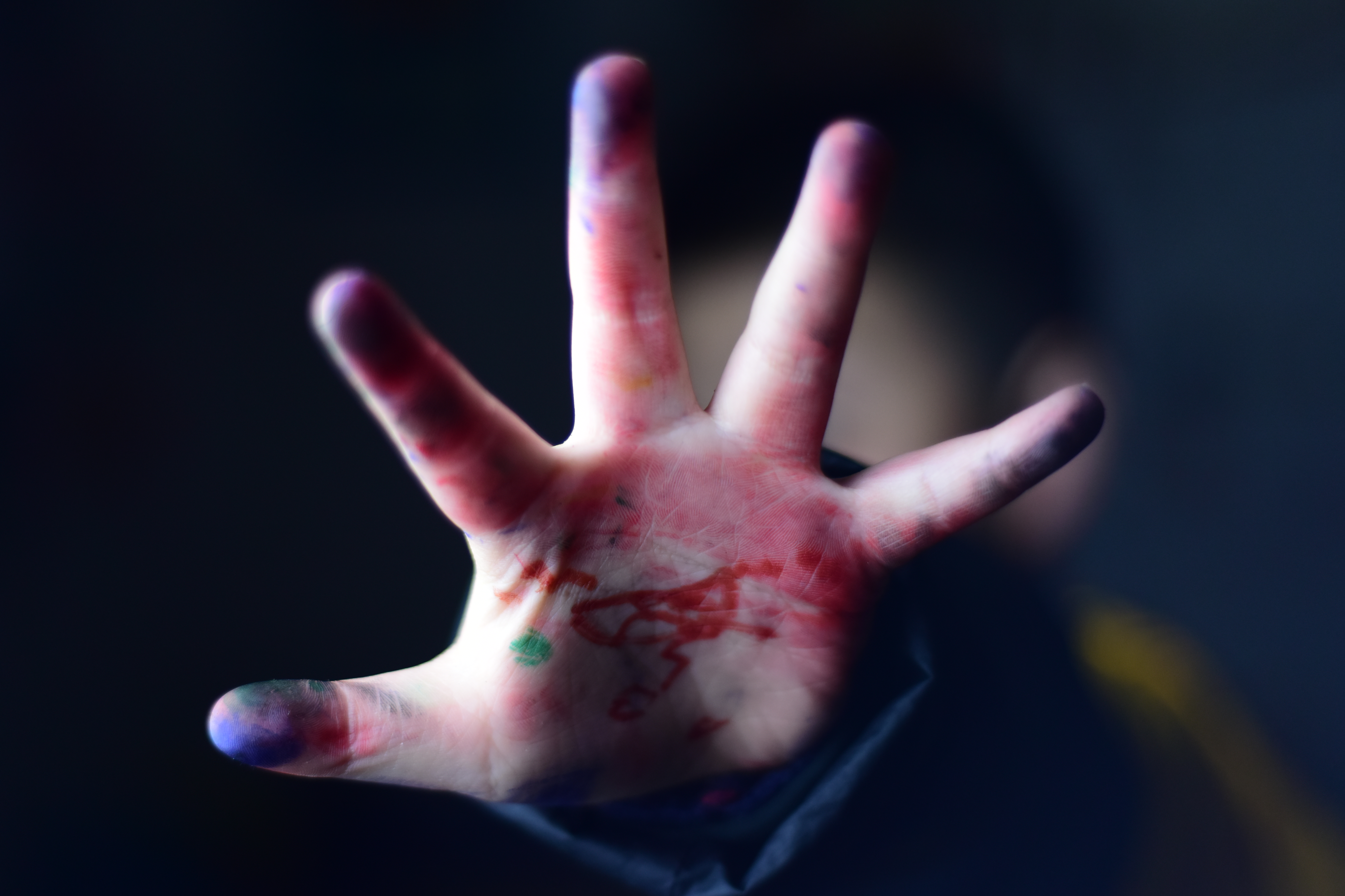 The Hands of Picasso: After art class, a child proudly held out his palm, which was painted in a riot of colors by the paint, as if this was his most satisfying work. High-quality education does not only attach importance to the results, but more importantly, it lies in the process of participation and experience. In every creation, the child learns to respect diversity, share resources, and it also reflects the values of educational equity and sustainable development. It enables everyone to grow up in a fair environment, explore their potential and create their own splendor. /Sun Yu