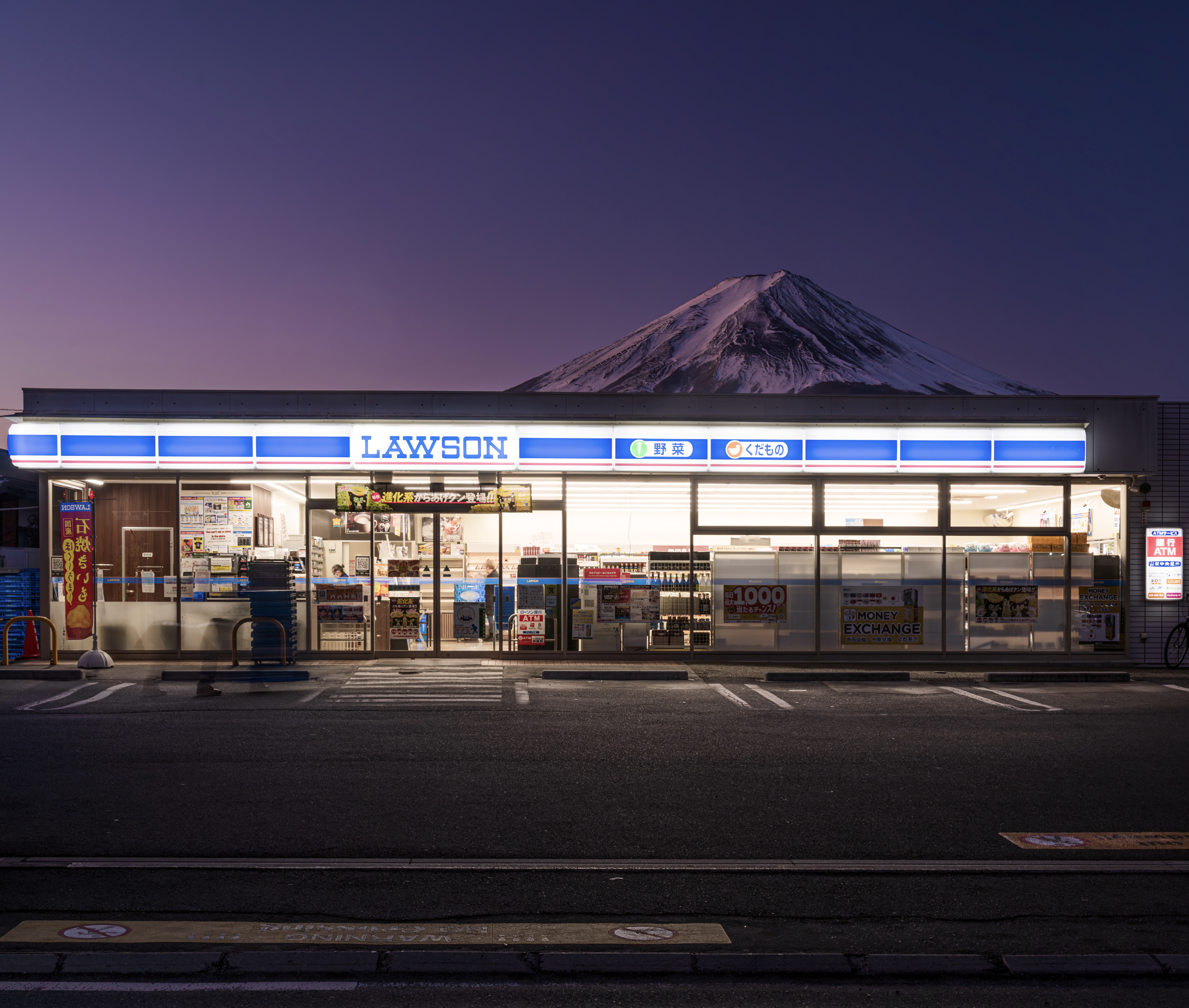 Realm of Tranquility: At the foot of Mount Fuji, this globally renowned Lawson convenience store is closely linked to people's daily lives. The snow-capped Mount Fuji in the distance is quietly changing due to global warming. Every inch of its ice and snow reminds us that protecting nature is not only an action to address climate change, but also a part of promoting green development and sharing the future. Daily choices and actions can make ecological protection and social progress complement each other, and make the relationship between humanity and nature more harmonious. /Wusaqi Shuibuxing