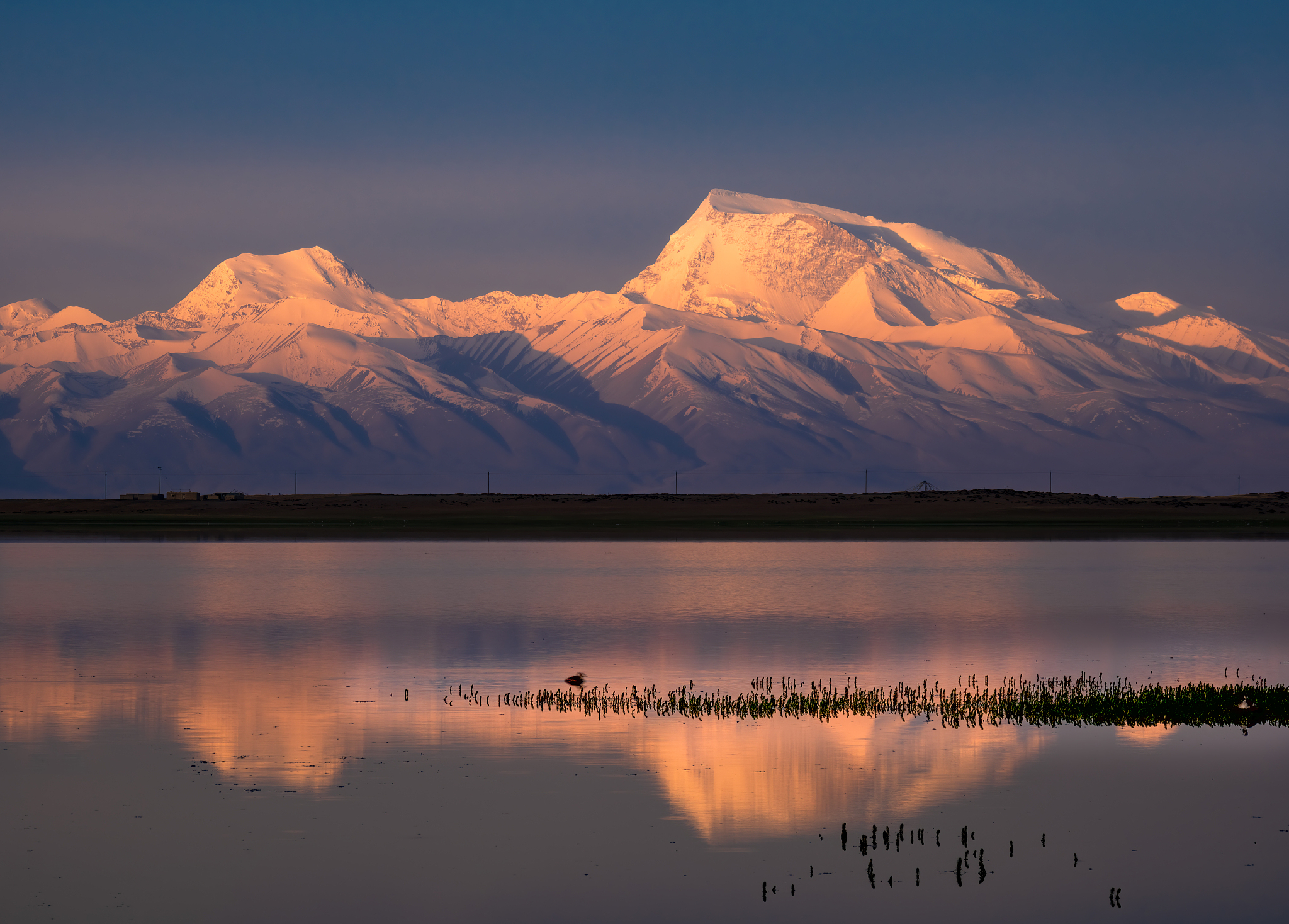 Snow-capped mountains besides Mapam Yumtso, the world's highest freshwater lake, Xizang Autonomous Region, southwest China.