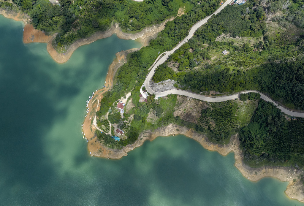 A photo shows the lush greenery surrounding a reservoir in Wuzhishan City, Hainan Province, on August 19, 2025. /VCG