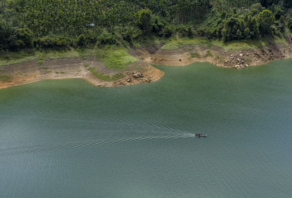 A photo shows the lush greenery surrounding a reservoir in Wuzhishan City, Hainan Province, on August 19, 2025. /VCG