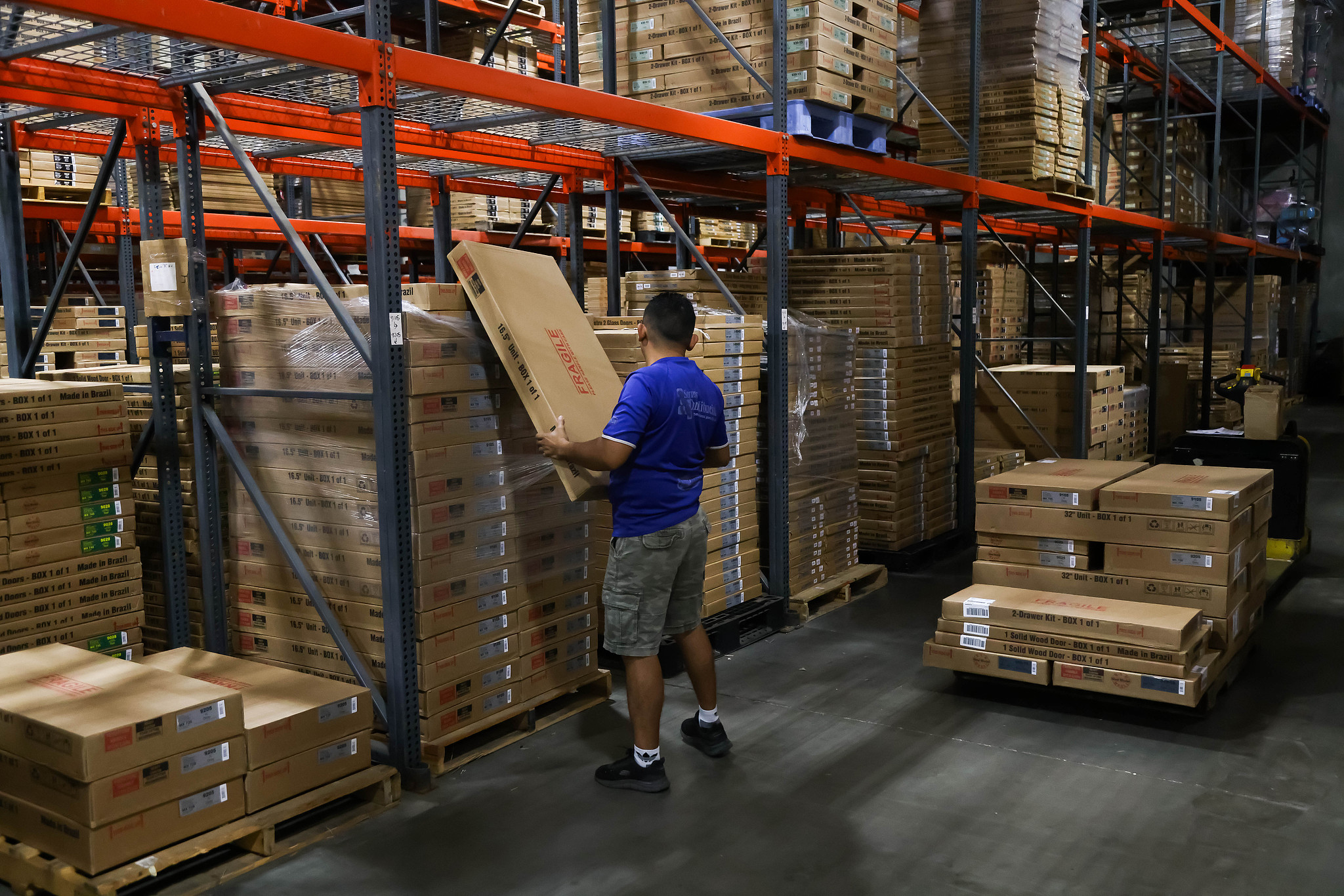 A worker seen picking boxes of furniture for shipment at the Palace Imports warehouse in New Jersey, US, August 27, 2025. /VCG 