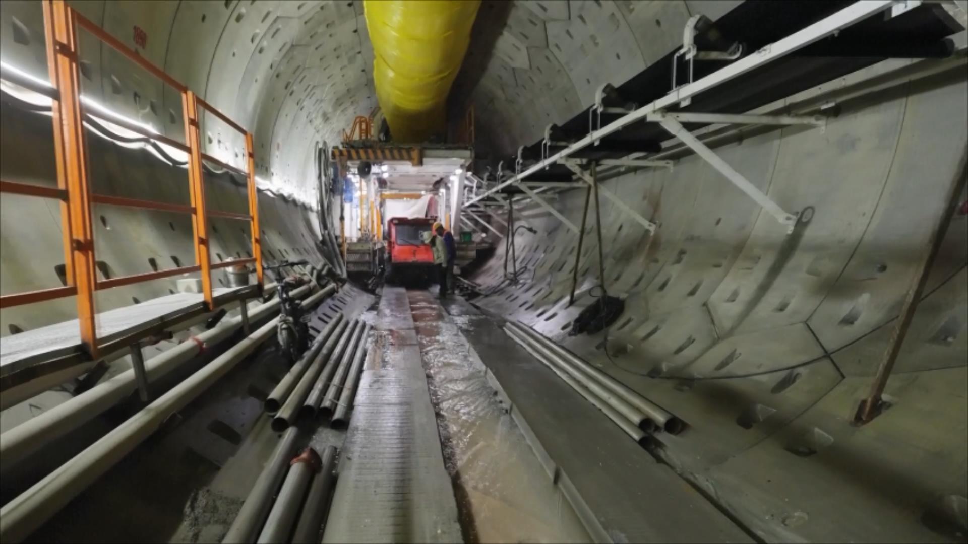 Workers in the first tunnel of the Guozigou section of the West-to-East gas transmission pipeline, Xinjiang, August 27, 2025. /CMG