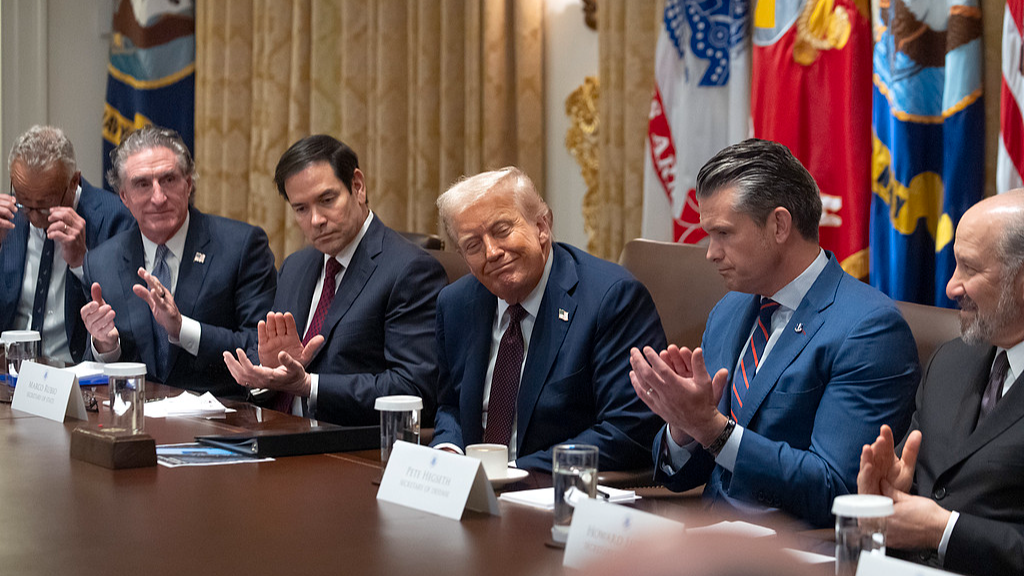 Los miembros del gabinete aplauden al presidente Donald Trump, centro, durante una reunión del gabinete en la Casa Blanca, 26 de agosto de 2025. /VCG