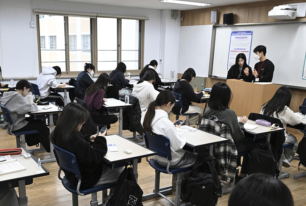 South Korean students wait to take the annual College Scholastic Ability Test at a school in Seoul, South Korea, November 14, 2024. /CFP