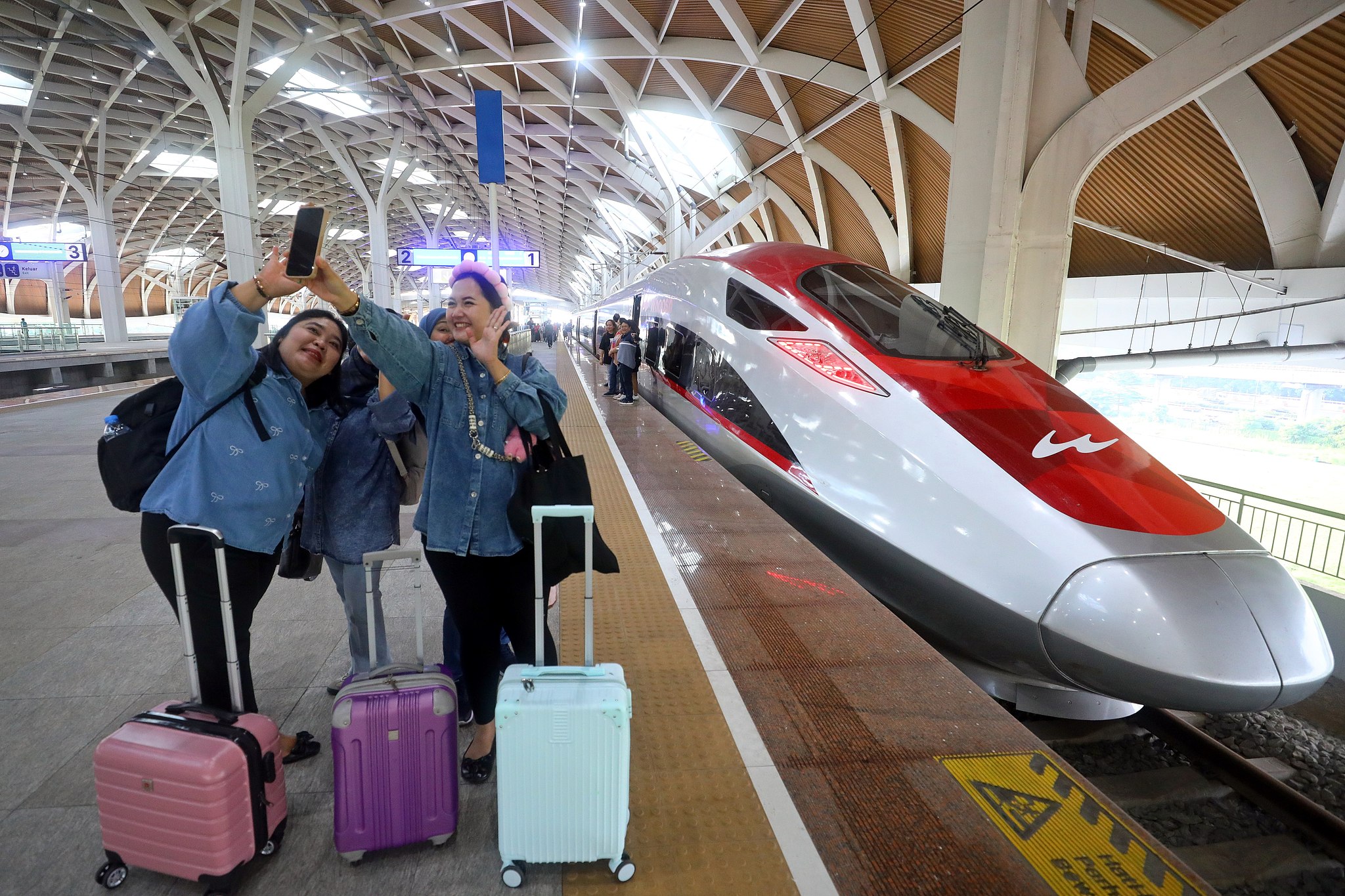 Passengers check in for the Jakarta-Bandung high-speed railway in Indonesia, May 24th, 2025. /VCG