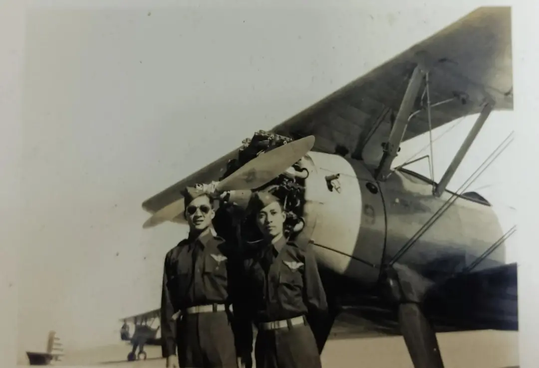 Zhu Songgen with fellow cadet at the Thunderbird Field in the U.S.