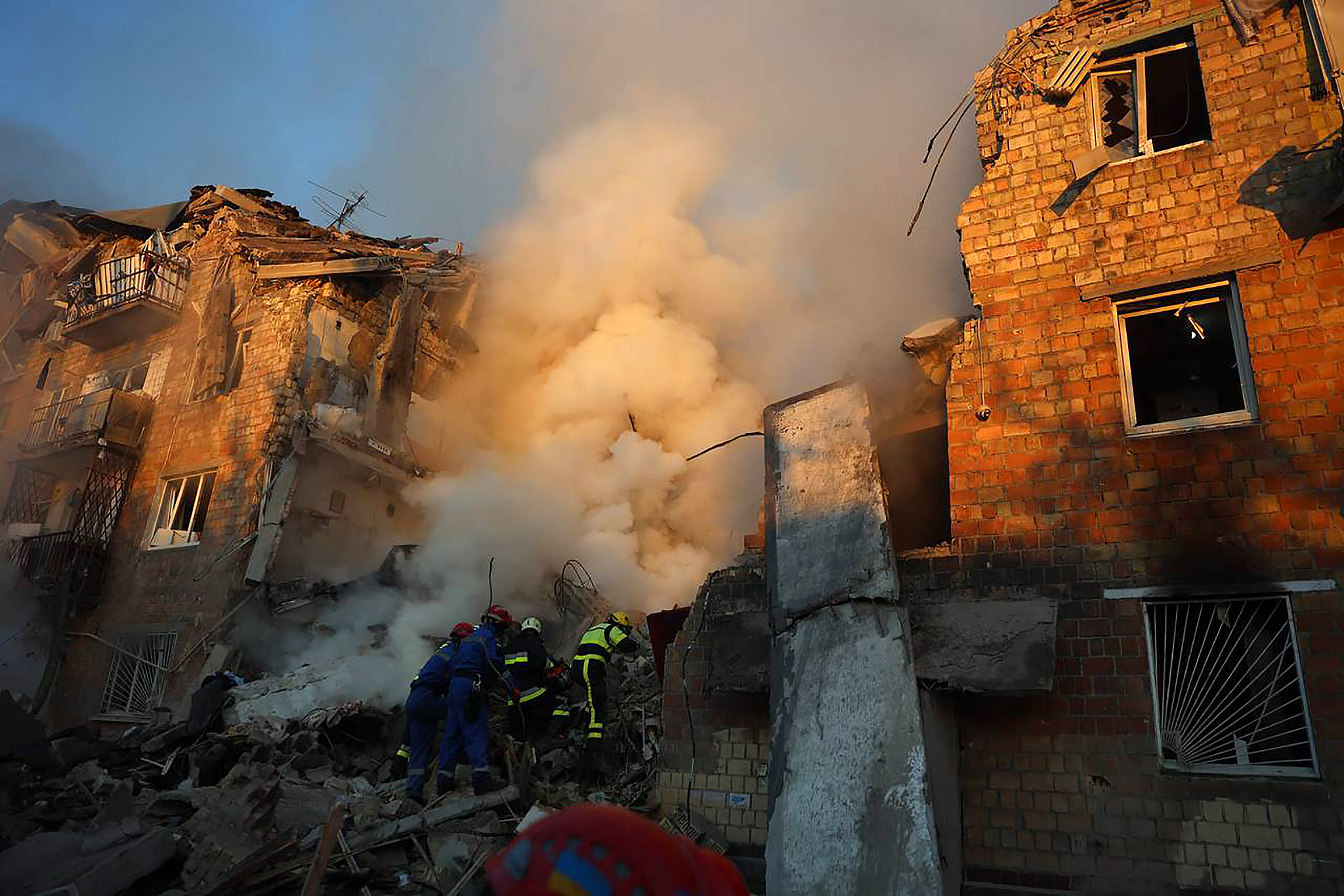 Rescuers conduct a search and rescue operation in and around a building damaged during a Russian drone and missile attack on Kyiv, Ukraine, August 28, 2025. /VCG