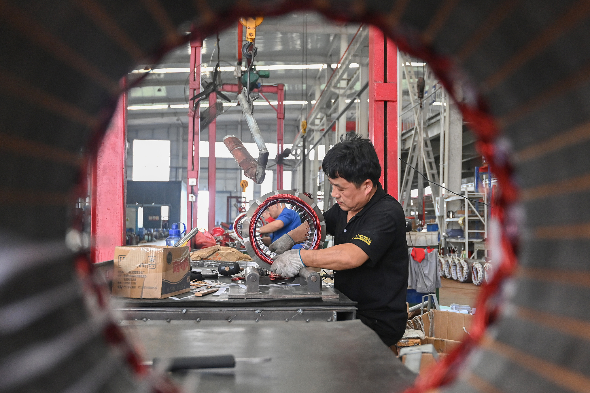 Workers at a generator manufacturing enterprise seen assembling and producing in a workshop at Qingzhou, Shandong Province, Aug.31. / CFP