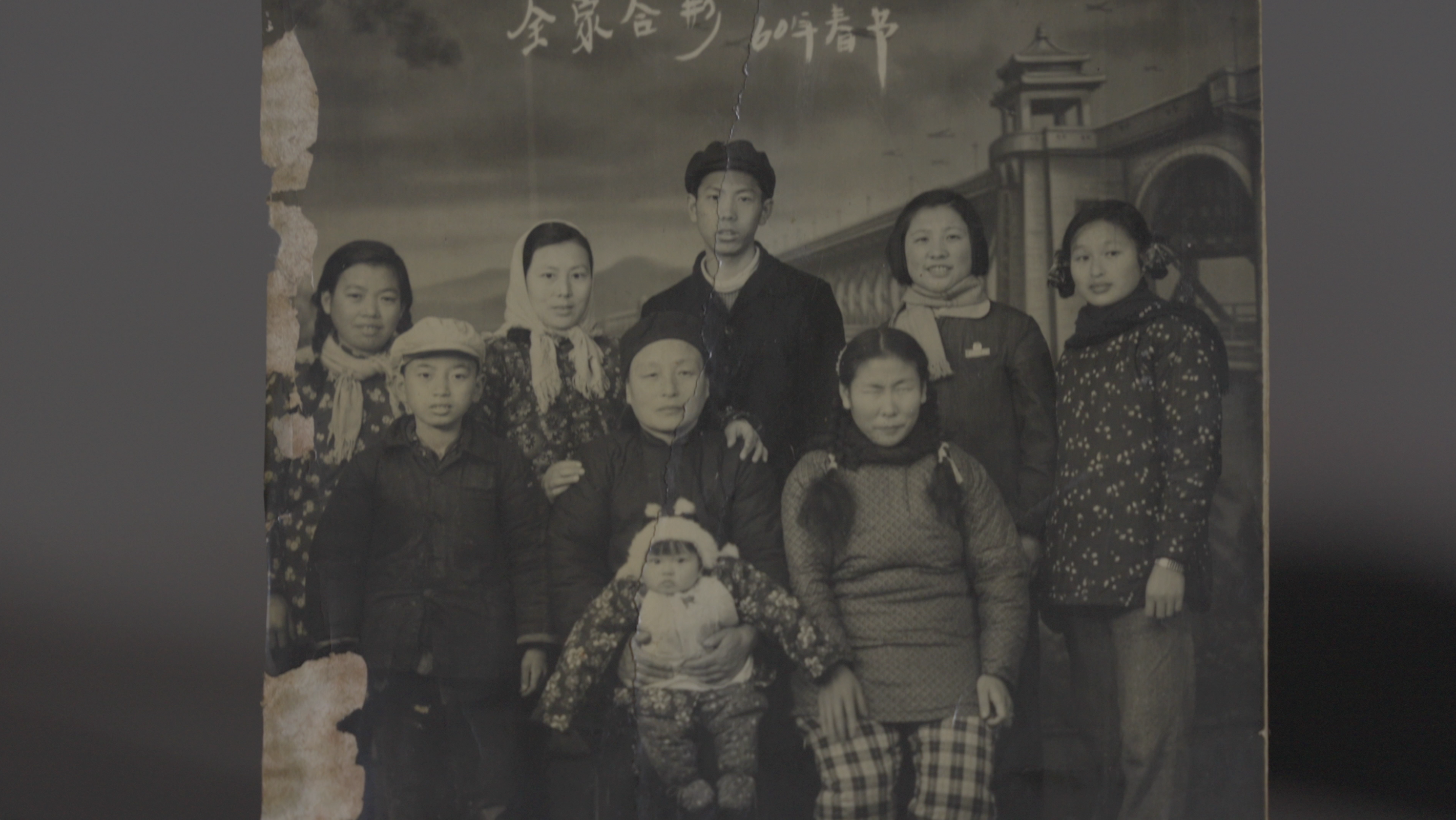 The second person from the left in the top row is Peng Renshou, and the first person on the right in the bottom row is Peng Zhuying. /Photo provided by Peng Zifang, Peng Renshou's nephew 