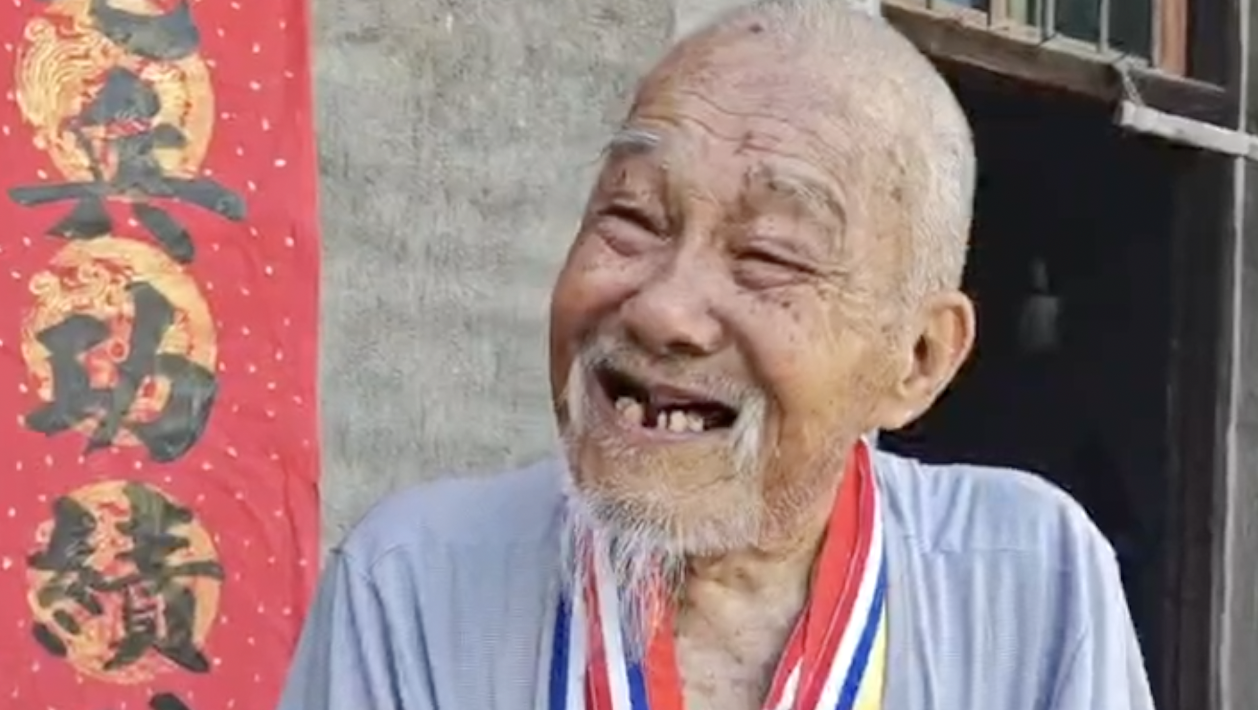 98-year-old veteran: Chinese people have risen to their feet