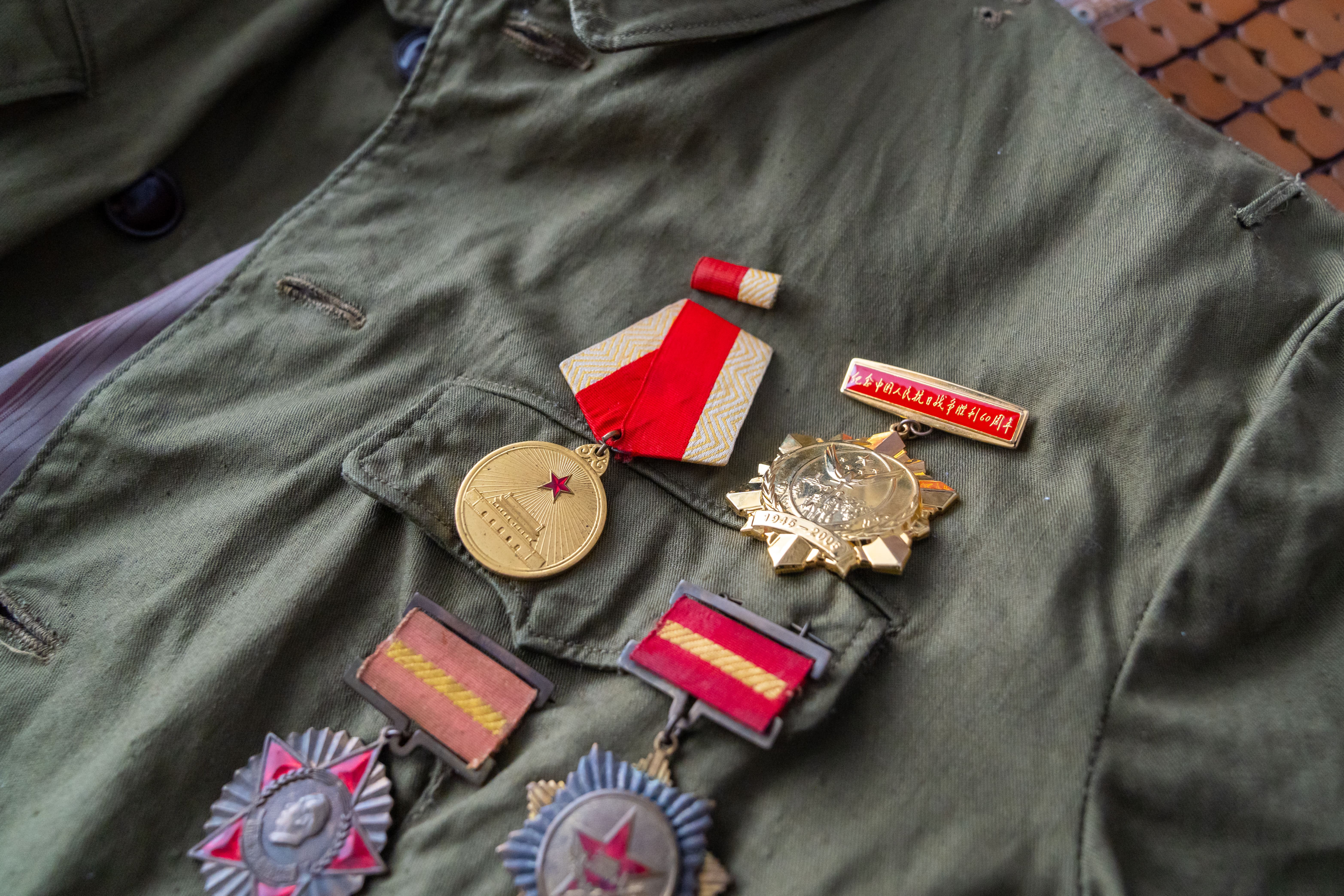 Hong Fenglin’s military uniform with medals.