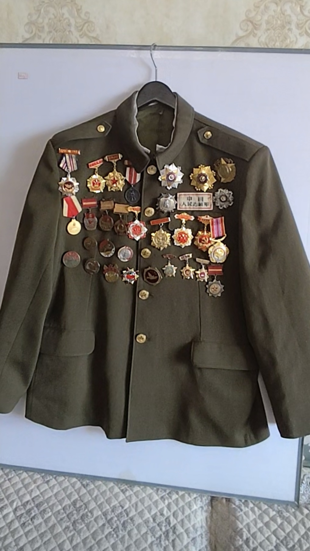 Dai Haishan’s military uniform and medals.