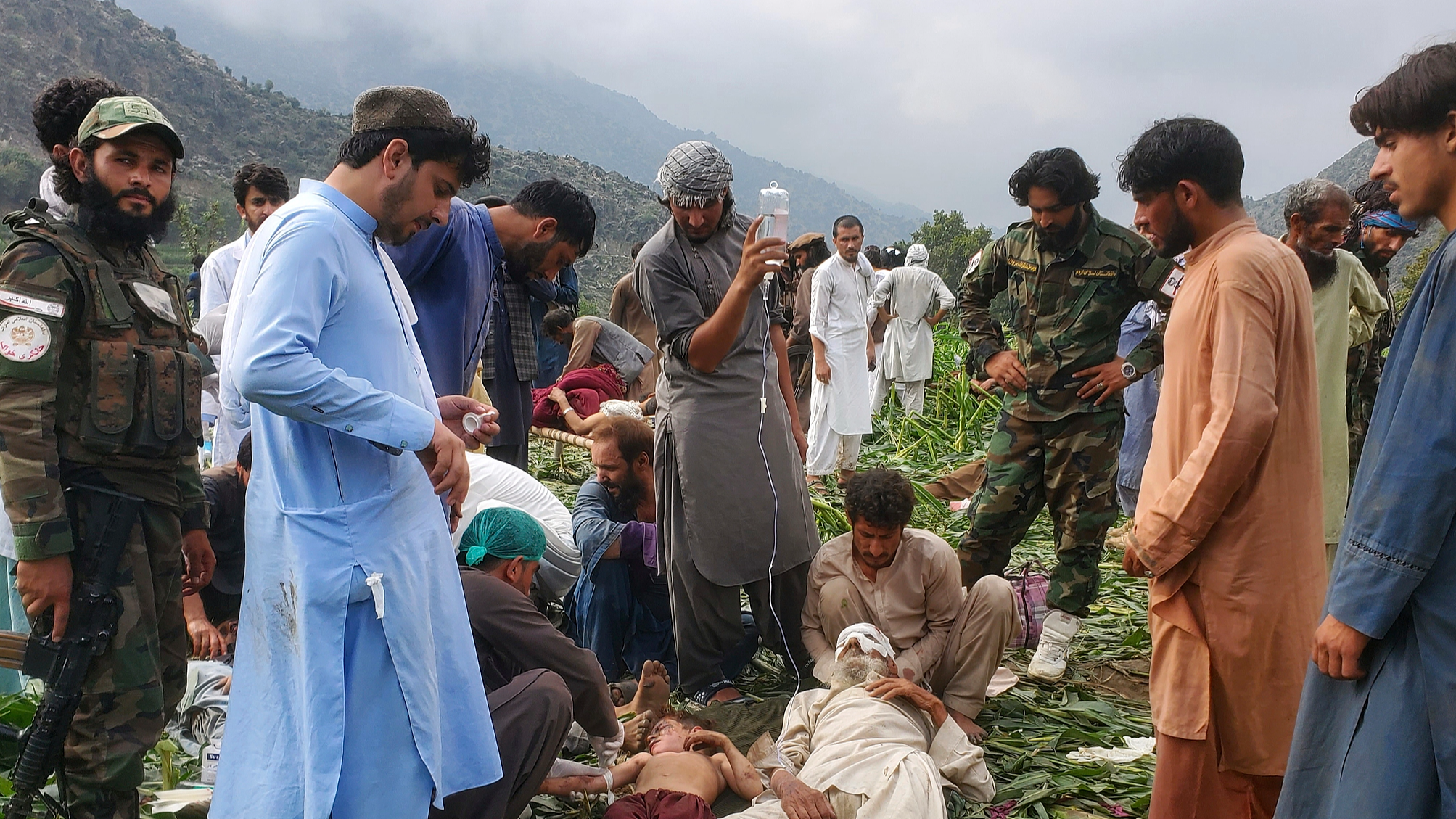 Civil defense workers, locals, and army soldiers prepare to evacuate injured victims of an earthquake that killed hundreds and destroyed numerous villages in Mazar Dara, Kunar province, Afghanistan, September 1, 2025. /VCG