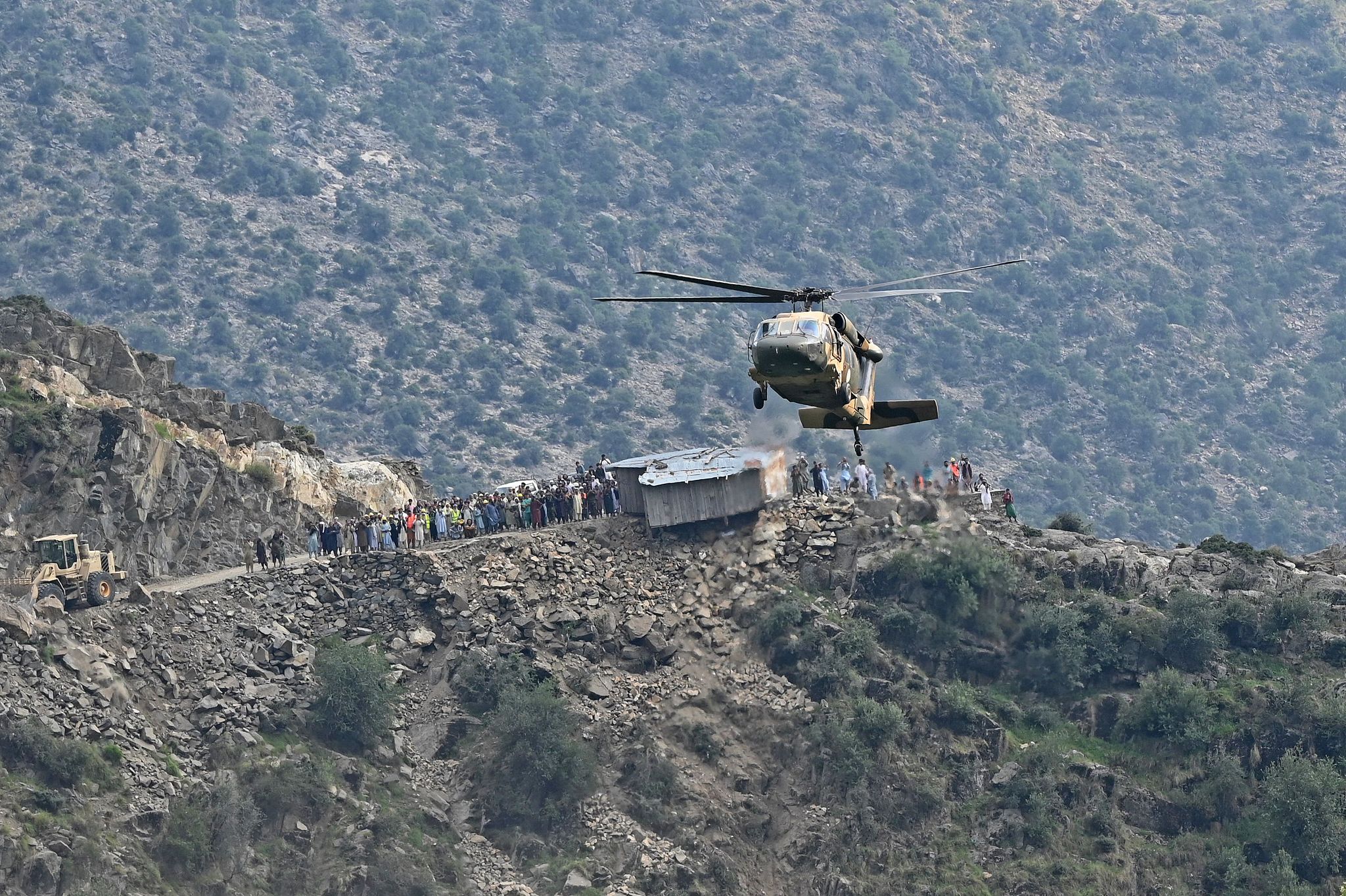 A military helicopter airlifts injured Afghans after earthquakes at Mazar Dara village in Nurgal district, Kunar province, Afghanistan, September 1, 2025. /VCG