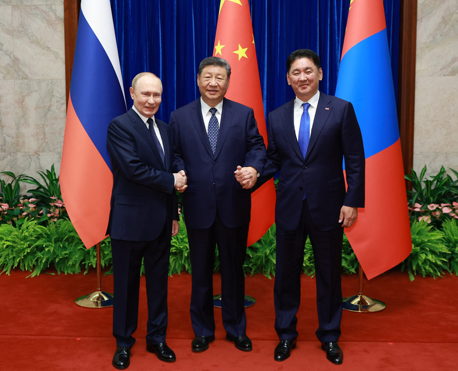 Chinese President Xi Jinping (C) meets with Russian President Vladimir Putin (L) and Mongolian President Ukhnaa Khurelsukh in Beijing, China, September 2, 2025. /Xinhua