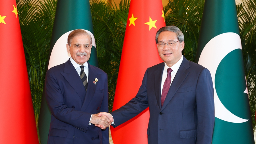 Chinese Premier Li Qiang (R) meets with Pakistani Prime Minister Shehbaz Sharif in Beijing, China, September 4, 2025. /Xinhua