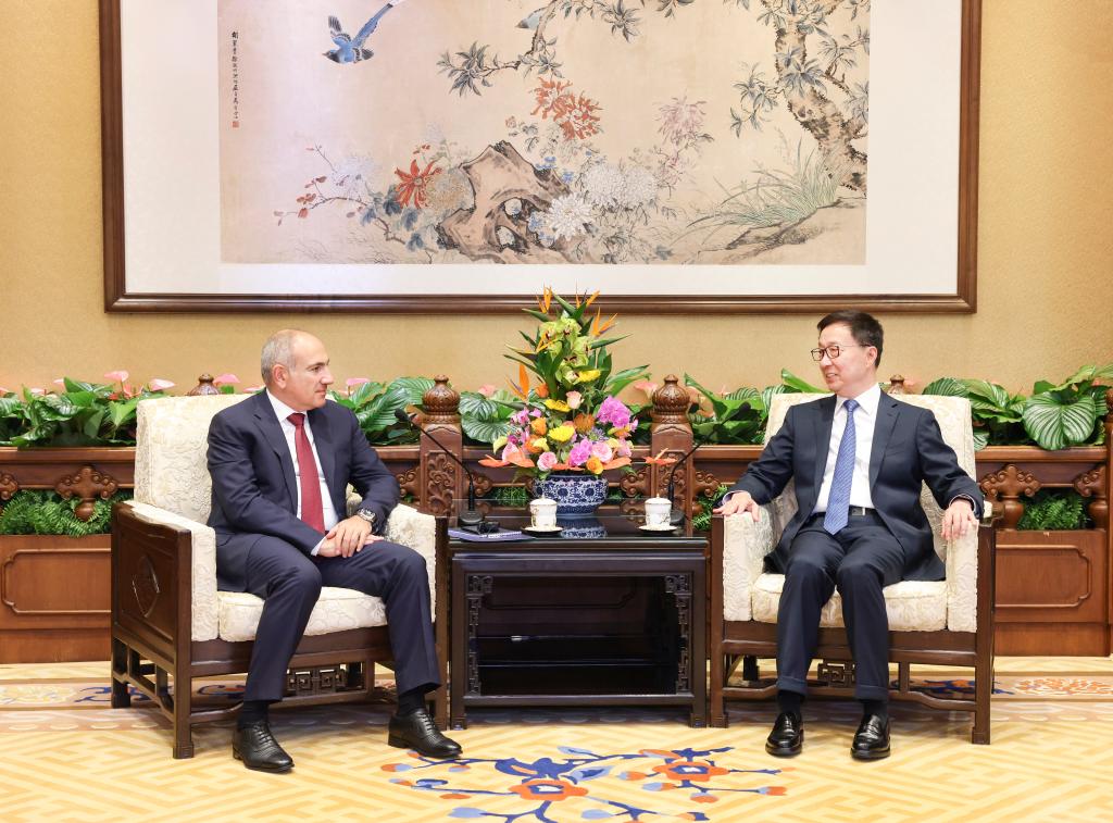 Chinese Vice President Han Zheng (R) meets with Armenian Prime Minister Nikol Pashinyan in Beijing, September 3, 2025. /Xinhua