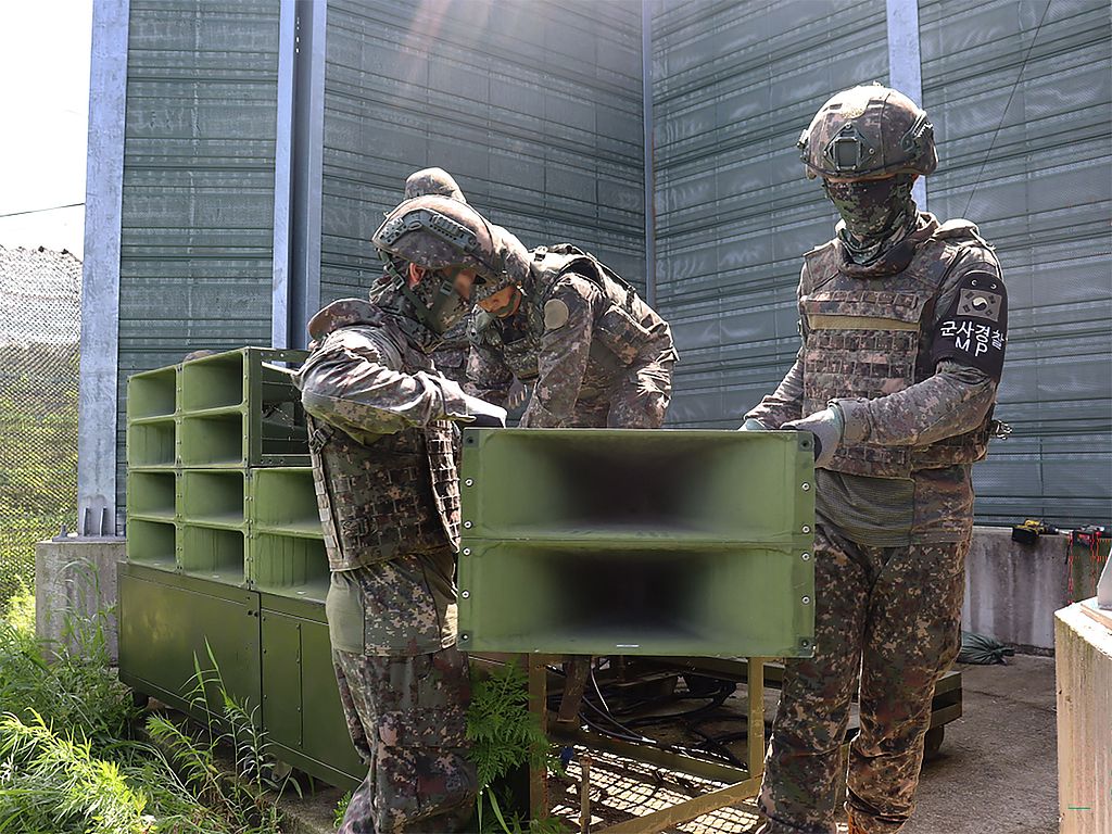 Republic of Korea soldiers dismantle loudspeakers used to broadcast propaganda toward the Democratic People's Republic of Korea near the Demilitarized Zone, South Korea, August 4, 2025. /CFP