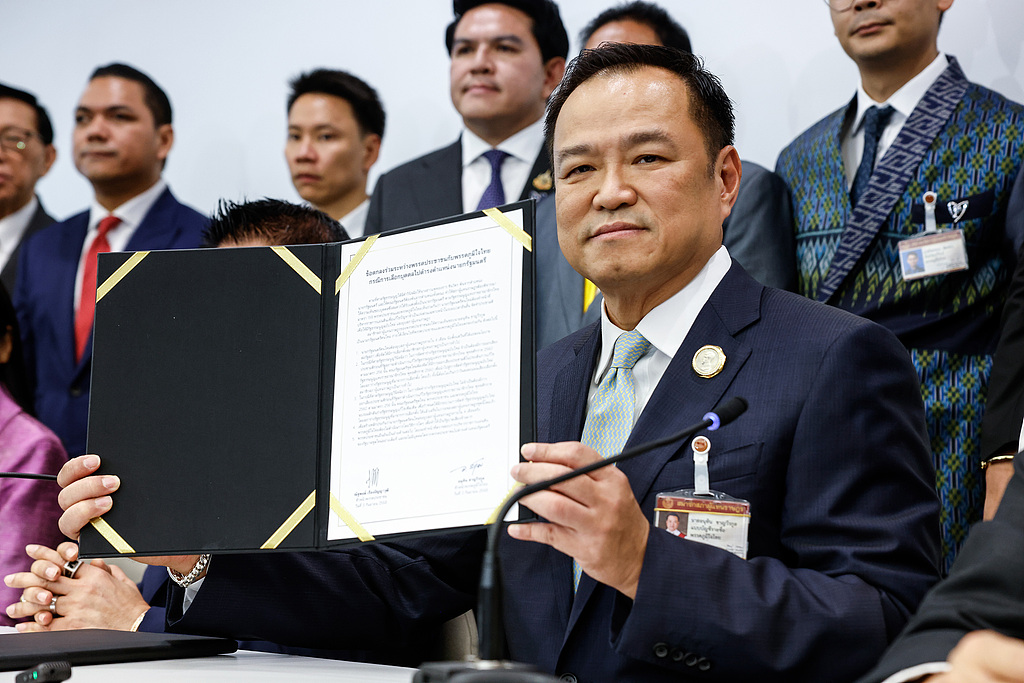 Anutin Charnvirakul, leader of the Bhumjaithai Party, signs an agreement with the People's Party during a news conference at the Thai Parliament in Bangkok, Thailand, September 3, 2025. /CFP