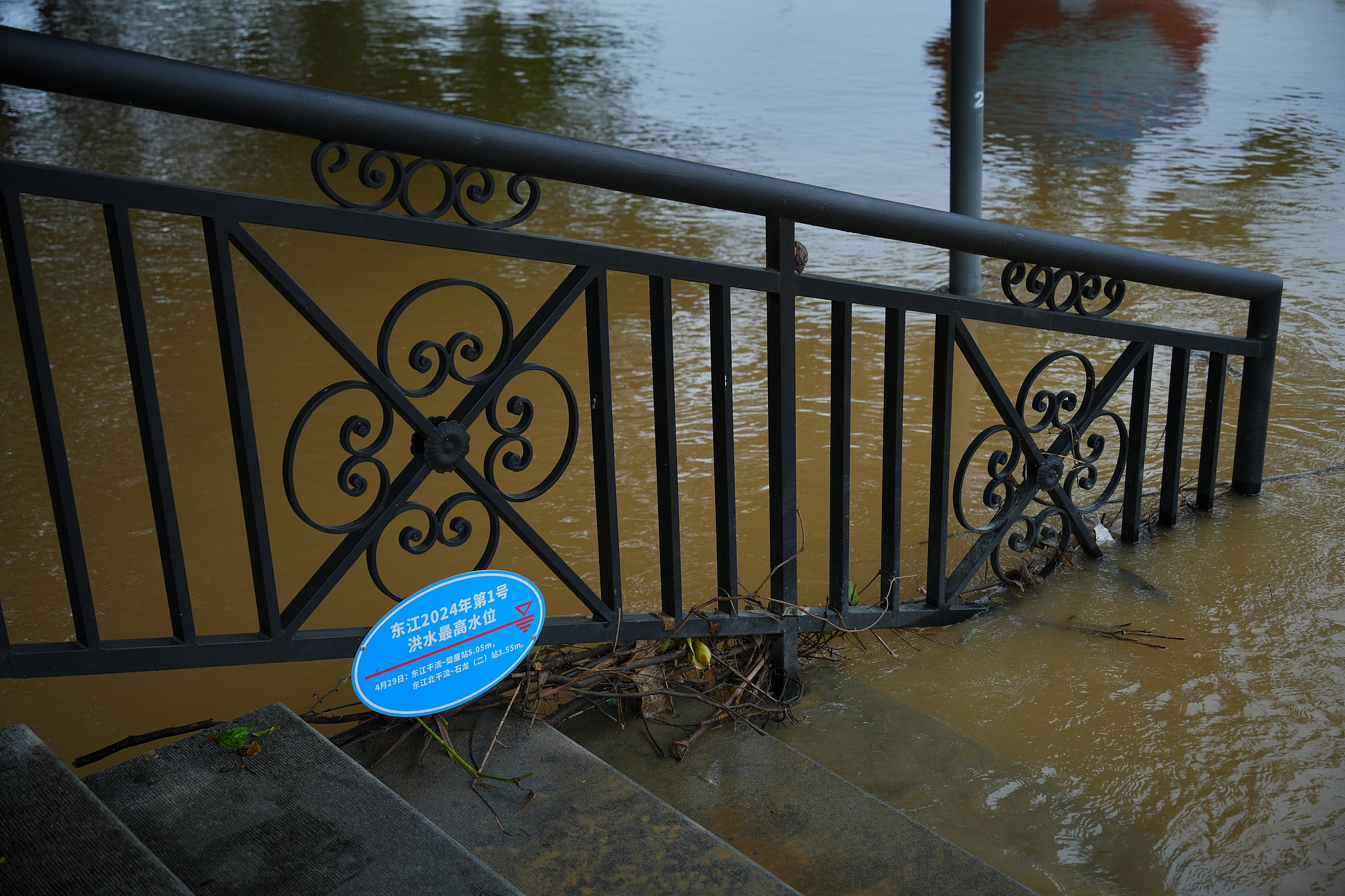 The water level of the Dongjiang River rises close to the marker of the peak level recorded during Flood No.1 in 2024, Dongguan, Guangdong Province, south China, August 6, 2025. /VCG