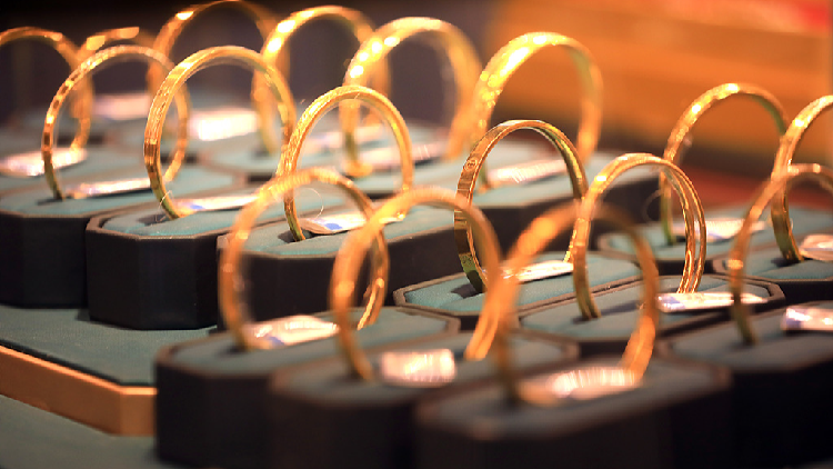 Gold smashes record on Fed cut bets and eroding trust