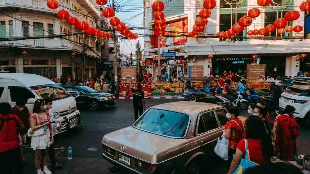 In the Spring Festival celebrations of Bangkok's Chinatown, Thailand, red lanterns hang high above the streets like strings of warm flames. Laughter and festive cheer flow through the alleys, carrying the spirit of the Spring Festival. People from diverse cultural backgrounds gather closely, admiring lanterns and sharing laughter with Chinese friends, jointly celebrating this traditional festival that embodies reunion and hope.
This lively scene vividly reflects the UN Sustainable Development Goal of 