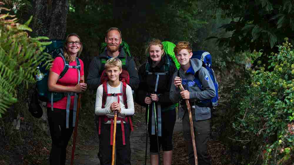 On the wooded trail of the Camino de Santiago, a family of five pauses. Around them, the northern forest thrives with lush greenery, and their hiking gear complements the ancient path that has endured since the Middle Ages, adding a touch of timeless charm.
In the past, pilgrims embarked on this journey with faith; today, it has become a pathway for people to seek life's meaning, converse with history, and connect with nature. In the frame, this family, with smiles and each other's company, transforms this pilgrimage into a precious memory unique to their household.
This scene aligns with the UN Sustainable Development Goals of 