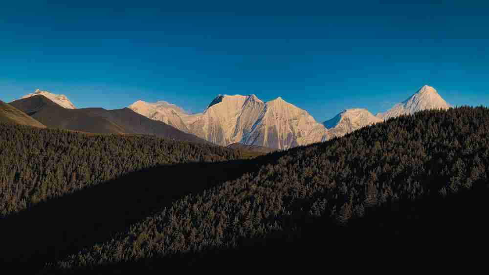 Under the blue sky, the Gongga Mountains tower majestically, like a magnificent backbone of the land. Lush forests nestle against the snow-capped peaks, embodying the profound and majestic beauty of nature. We diligently cherish and protect this land, hoping the glaciers remain intact and the forests stay evergreen, preserving this natural wonder.
This protection aligns with the UN Sustainable Development Goals of 