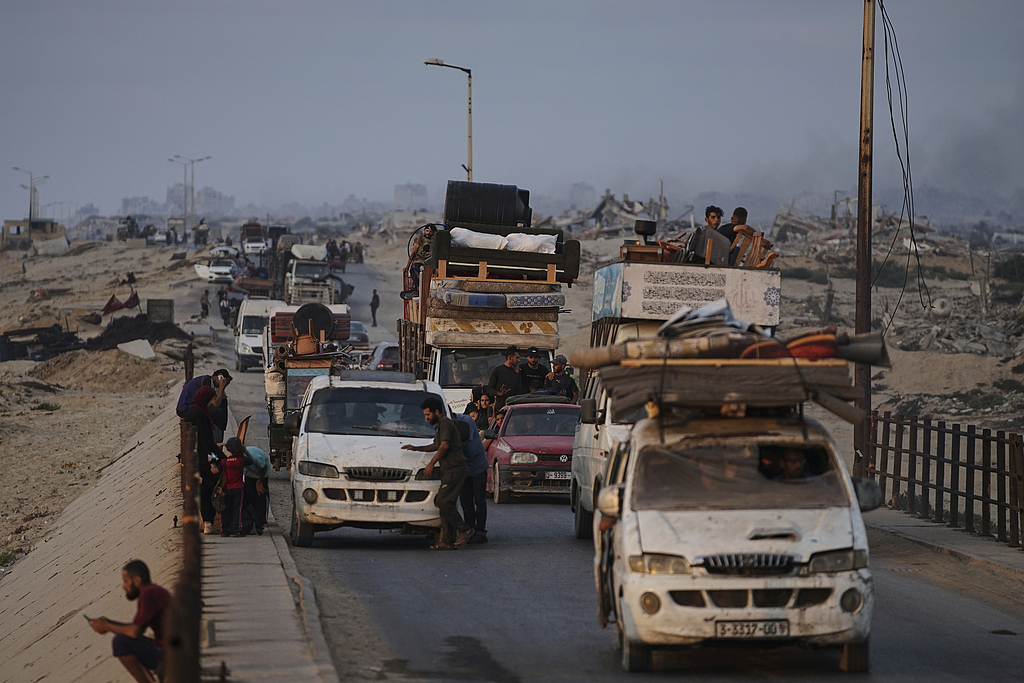 Displaced Palestinians flee northern Gaza, carrying their belongings along the coastal road toward southern Gaza, September 6, 2025. /VCG