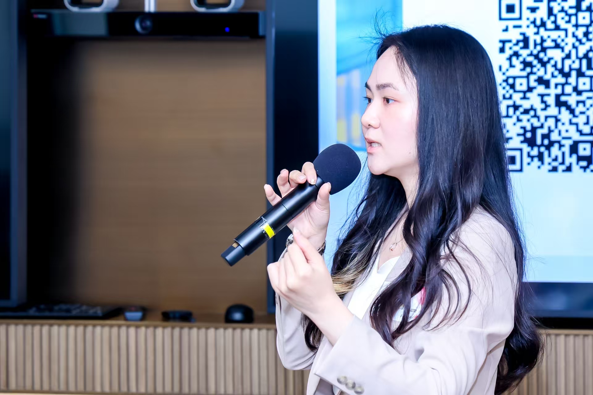 Tyrian is doing an introduction in a meeting. /CGTN