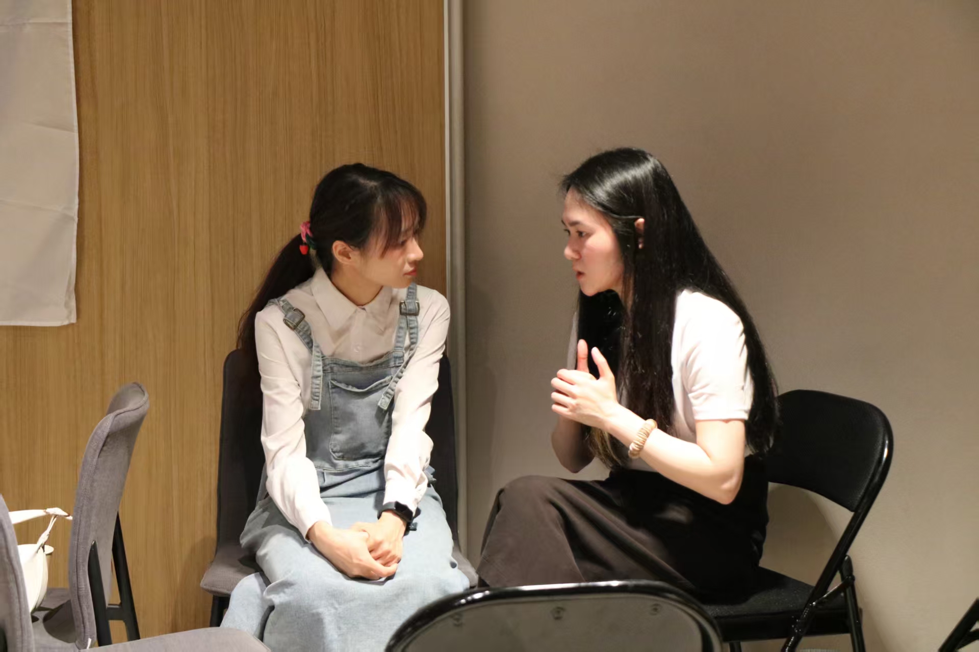 Tyrian is discussing with one of her members. /CGTN