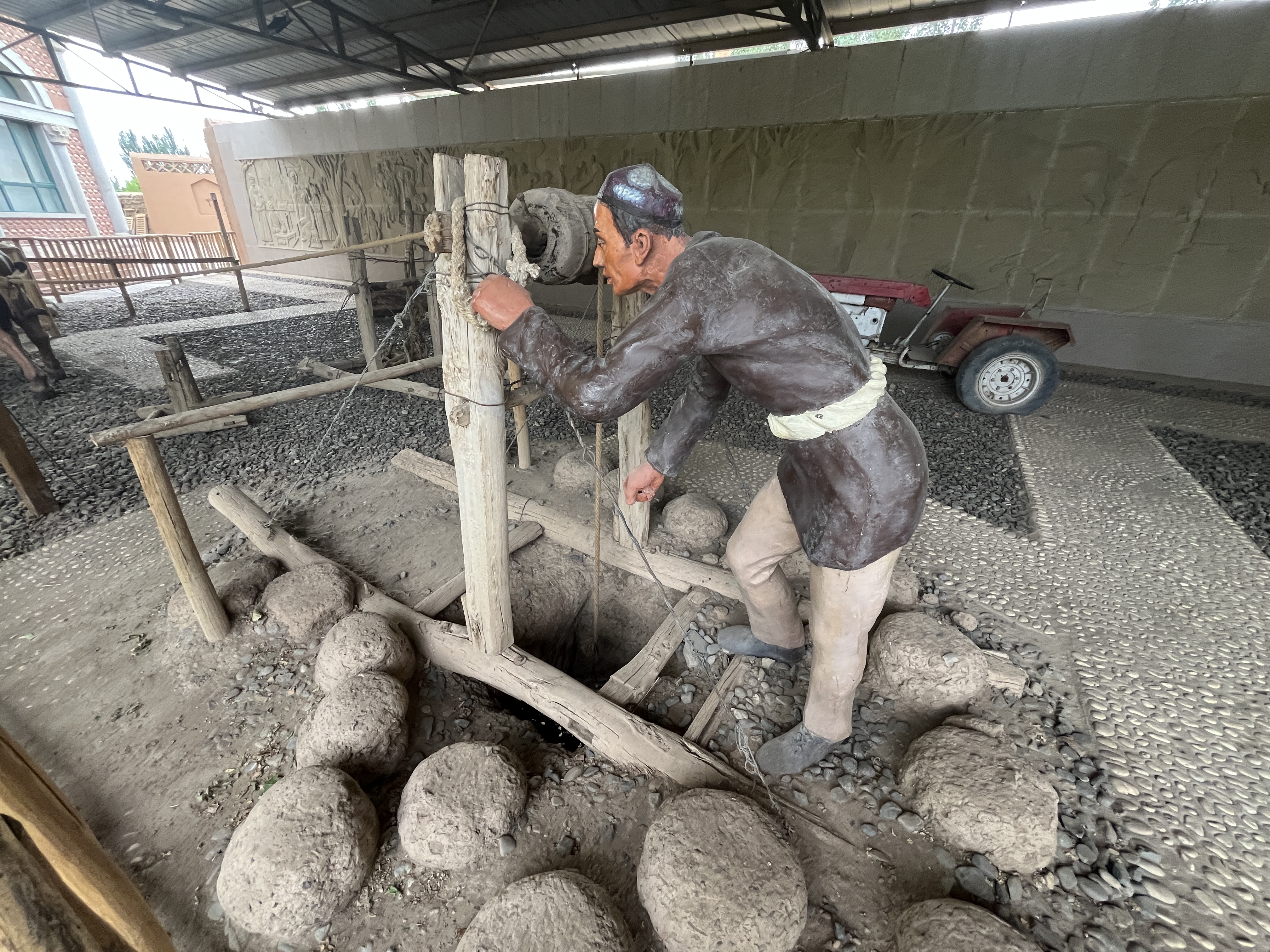 Clay models depict how people used to draw water from a karez well at the Turpan Karez Paradise museum in Xinjiang. /CGTN