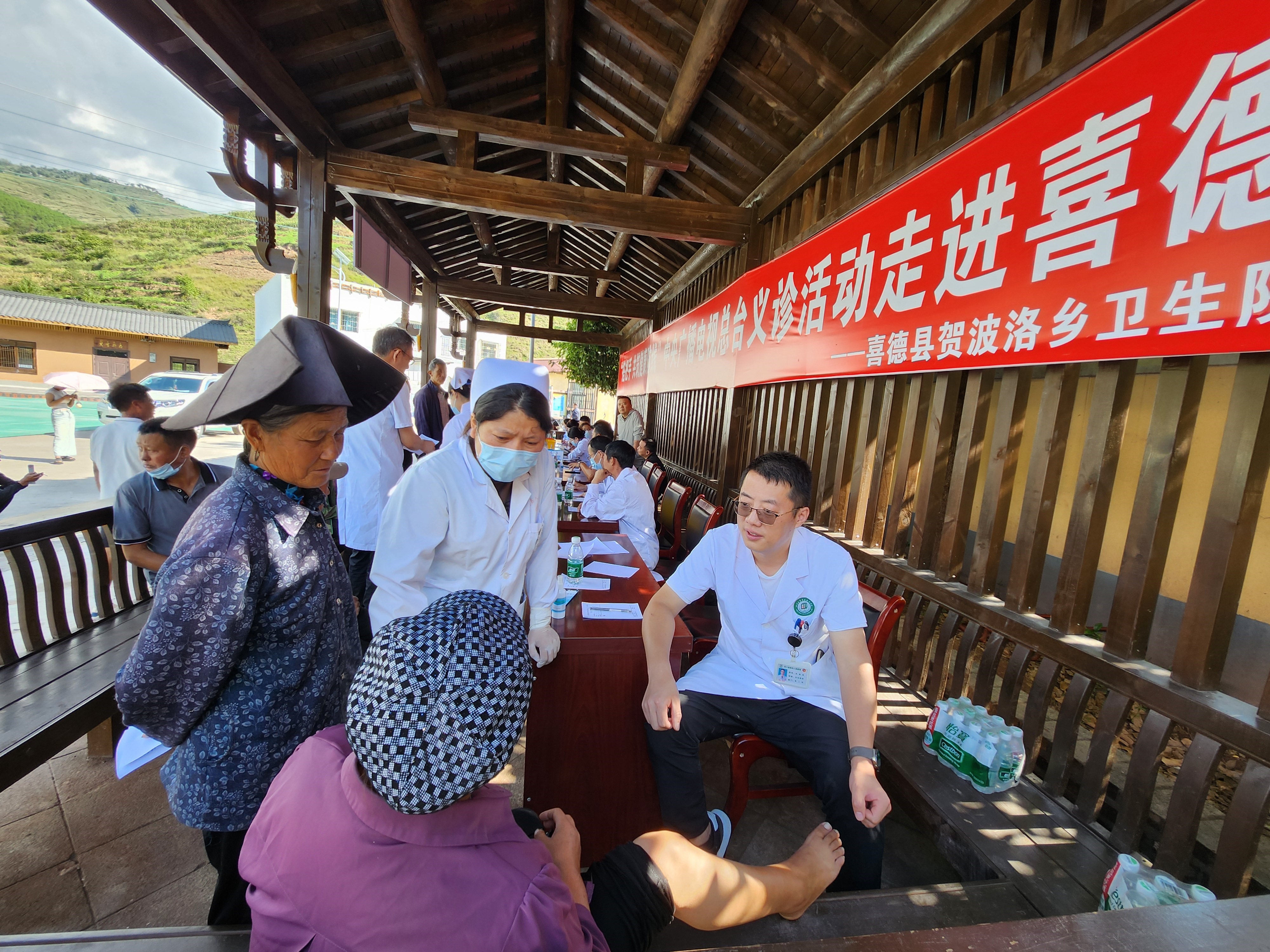 CMG brings West China Hospital experts to Xide for free clinics