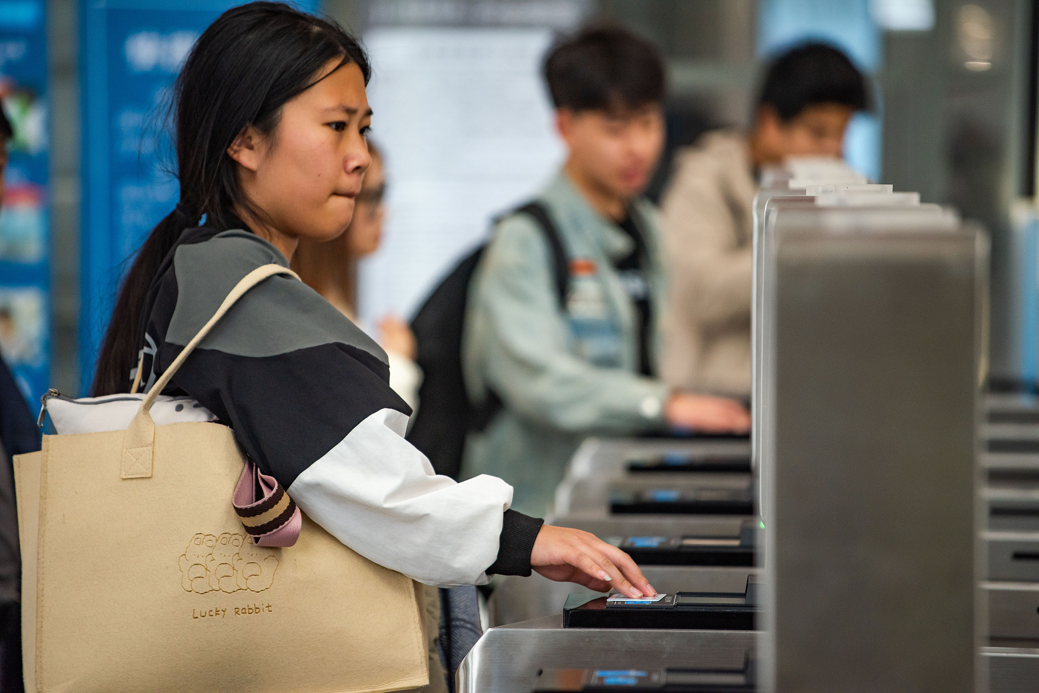 Un pasajero utiliza una tarjeta de identificación para subir a un tren en Guangzhou, sur de China.