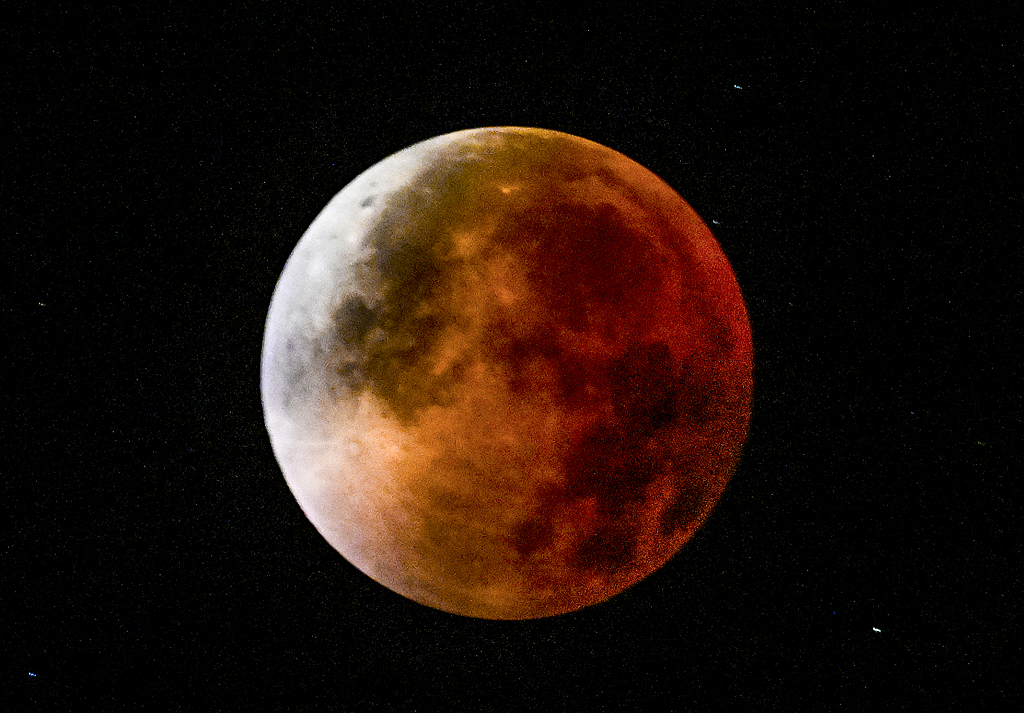 The blood moon in the sky during a total lunar eclipse, Chongqing City, southwest China, September 8, 2025. /VCG
