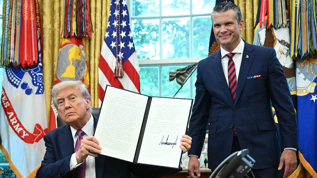 U.S. President Donald Trump shows a signed executive order as the Secretary of Defense Pete Hegseth looks on in the Oval Office of the White House in Washington, D.C., September 5, 2025. /VCG