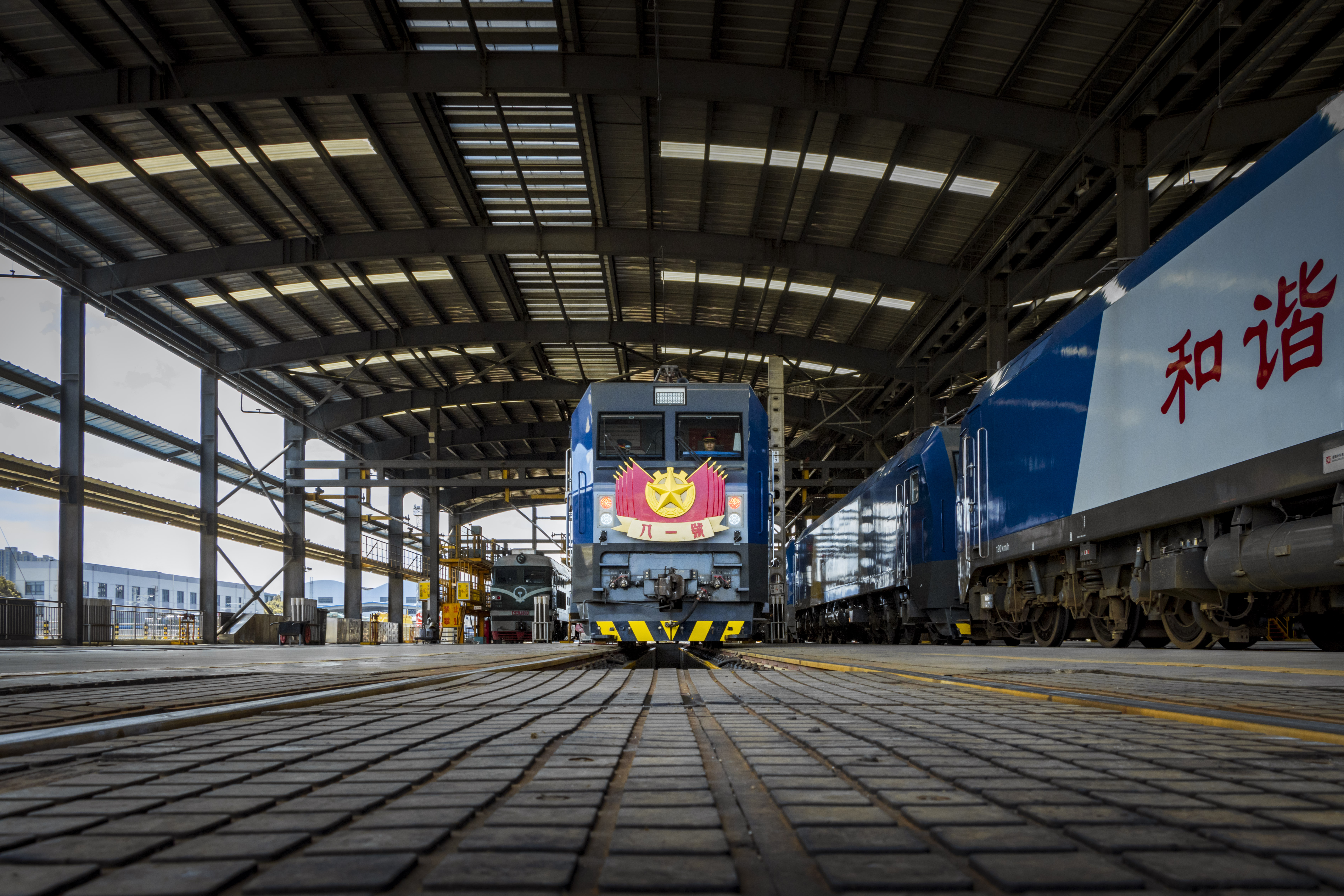 'Bayi Hao' – The Mobile Steel Backbone: Under the steel canopy of Hefei Locomotive Depot, the 