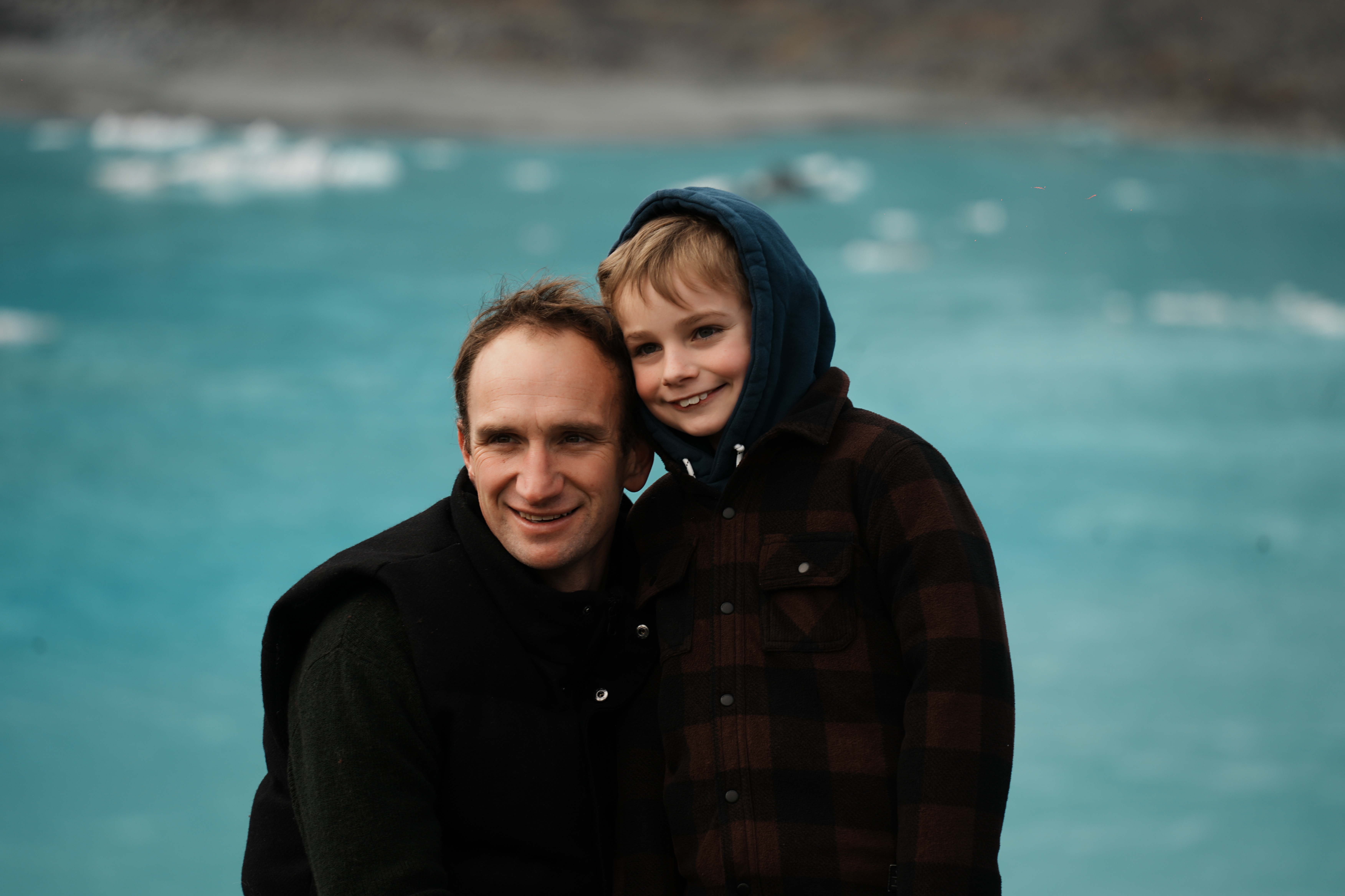 A Meeting Before the Glacier: At the turquoise glacial lake of New Zealand's Cook Glacier, sunlight pierces through the clouds, gilding the silhouettes of a father and son. The father leans forward slightly, sheltering the child in his arm; the boy tilts his head back, laughter mingling with the murmur of melting glacial waters. I gently press the shutter, capturing this moment. It's not just a tender scene between father and son, but a wordless dialogue between humanity and nature.
The glacier silently witnesses the passage of time, and the land nourished by its meltwater breeds hope – much like our efforts to safeguard the ecosystem. These efforts, carried by the Global Development Initiative, sheltered by the Global Security Initiative, and illuminated by the Global Civilization Initiative, plant the seed of 