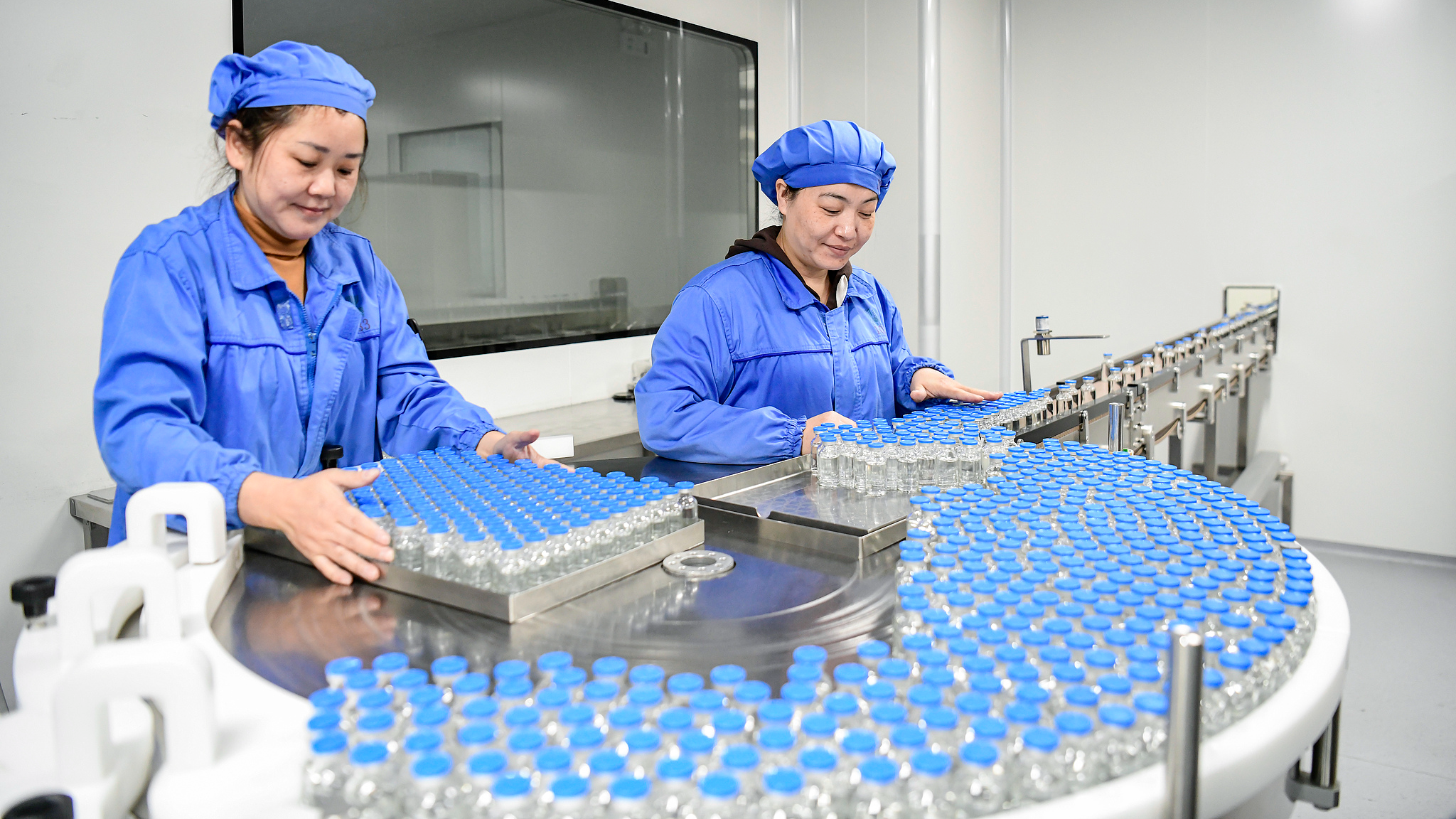 Line workers packaging bottles of medicine on the production line of Hainan Pulis Pharmaceutical Co., Ltd., February 25, 2025. /VCG