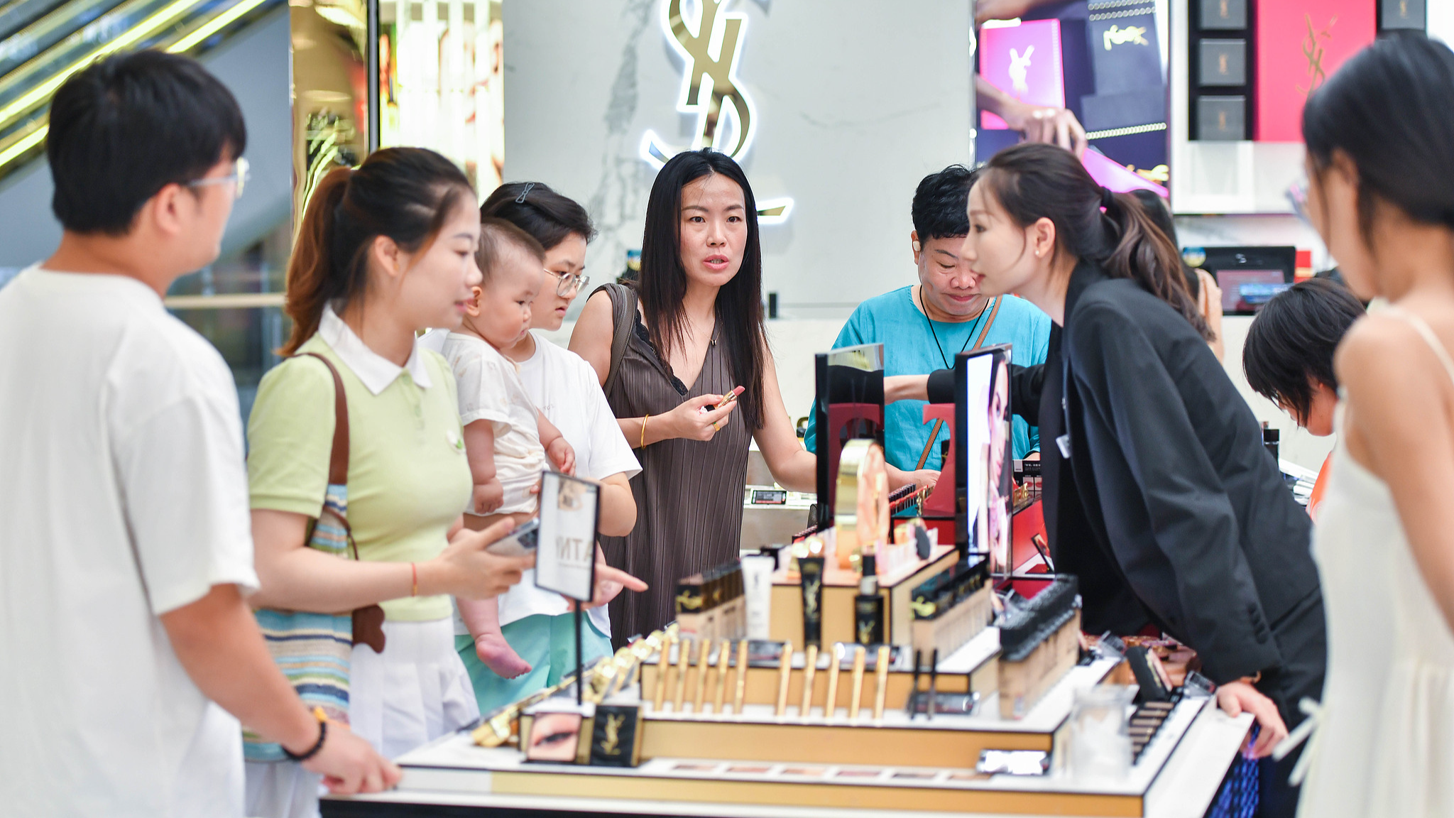 Shoppers at a luxury make-up counter in the Haikou International Duty-free City, Hainan Province, July 27, 2025. /VCG