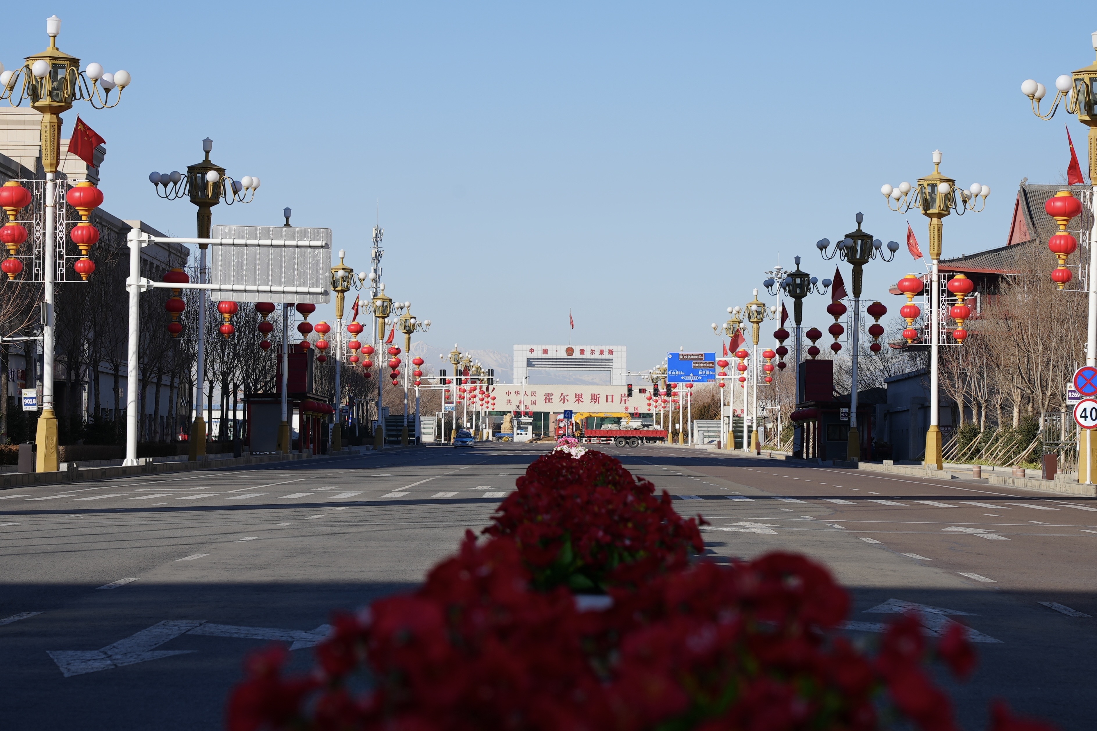 After 2000, the fourth-generation gate was widened and raised, becoming the fifth-generation national gate.