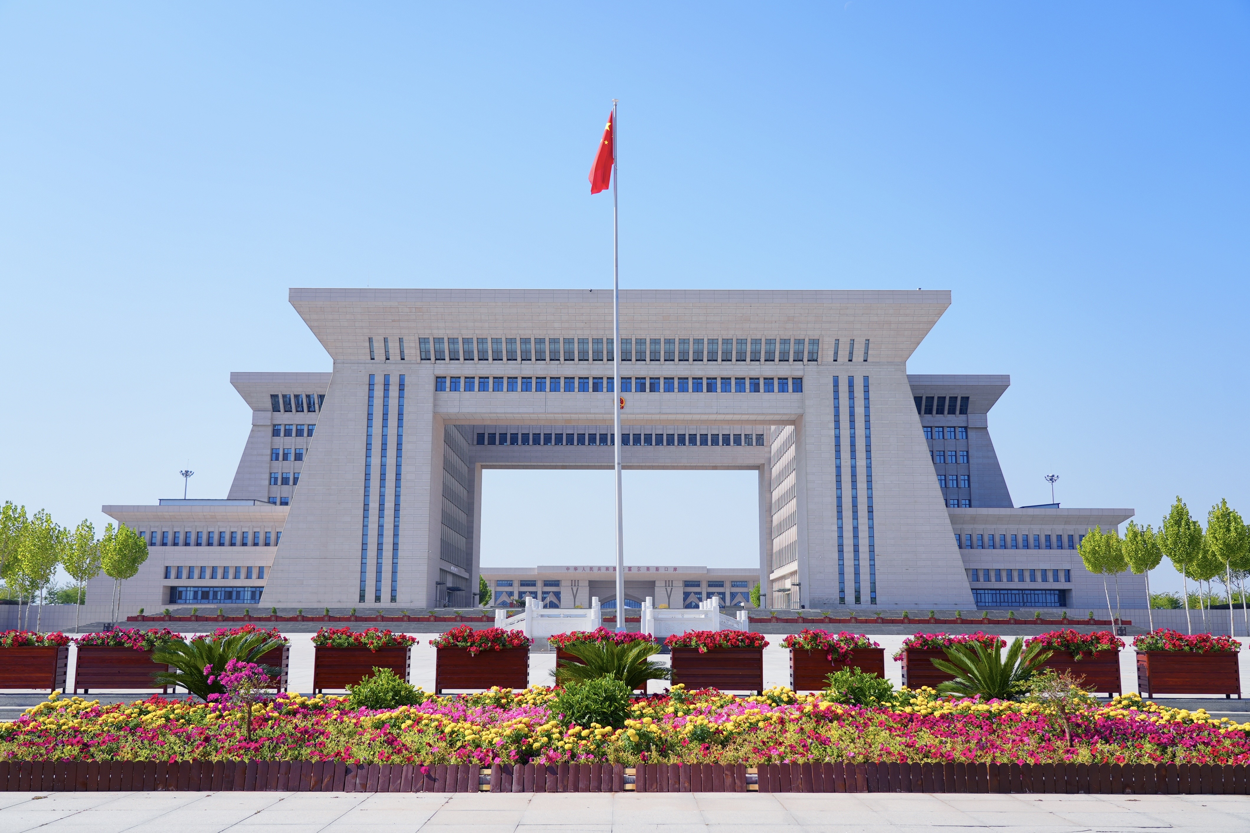 In 2018, the sixth-generation national gate was officially put into use, emerging as a new landmark of Horgos City.