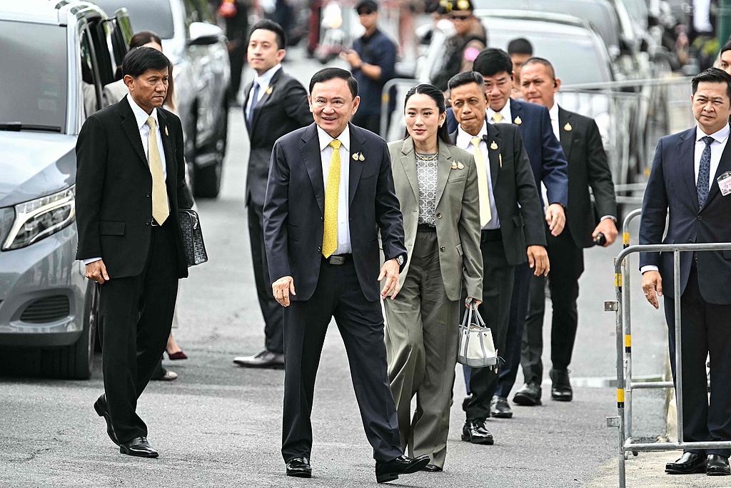Thailand's former Prime Minister Thaksin Shinawatra (C-L) arrives with his daughter, Thailand's sacked prime minister Paetongtarn Shinawatra (C-R), at the Supreme Court in Bangkok on September 9, 2025. /VCG