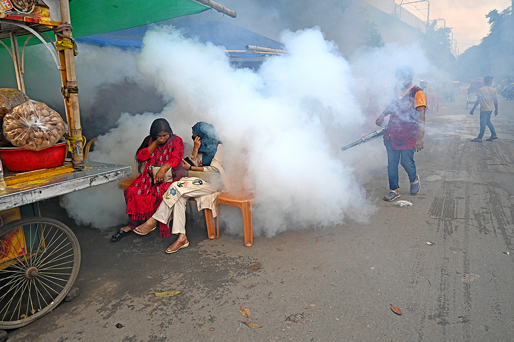 A worker from Dhaka South City Corporation sprays pesticide to kill mosquitoes in Dhaka, Bangladesh, August 31, 2025. /CFP