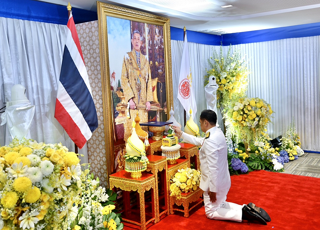 A photo made available by the Royal Thai Government showing Anutin Charnvirakul receiving a royal command appointing him prime minister in front of a portrait of Thai King Maha Vajiralongkorn at the Bhumjaithai Party's headquarters in Bangkok, Thailand, September 7, 2025. /CFP