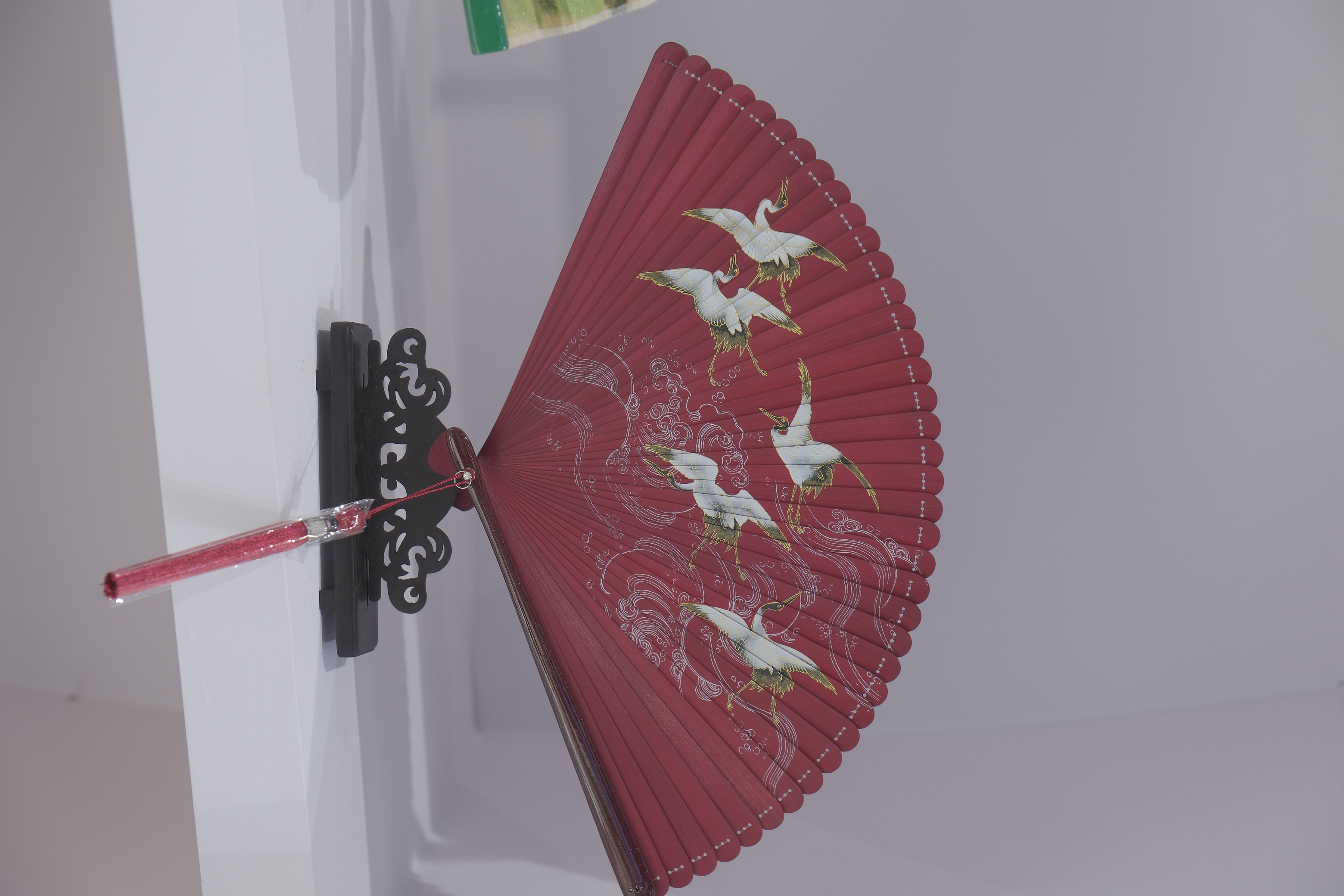 Anhui folding fans, with bamboo ribs and painted silk or paper, embody the elegance of Jianghuai culture. /CGTN