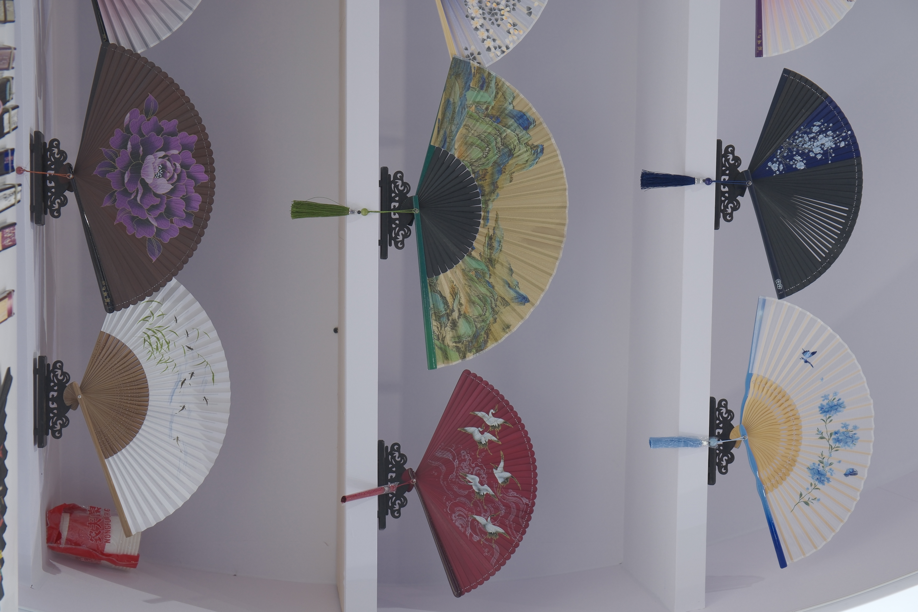 Anhui folding fans, with bamboo ribs and painted silk or paper, embody the elegance of Jianghuai culture. /CGTN