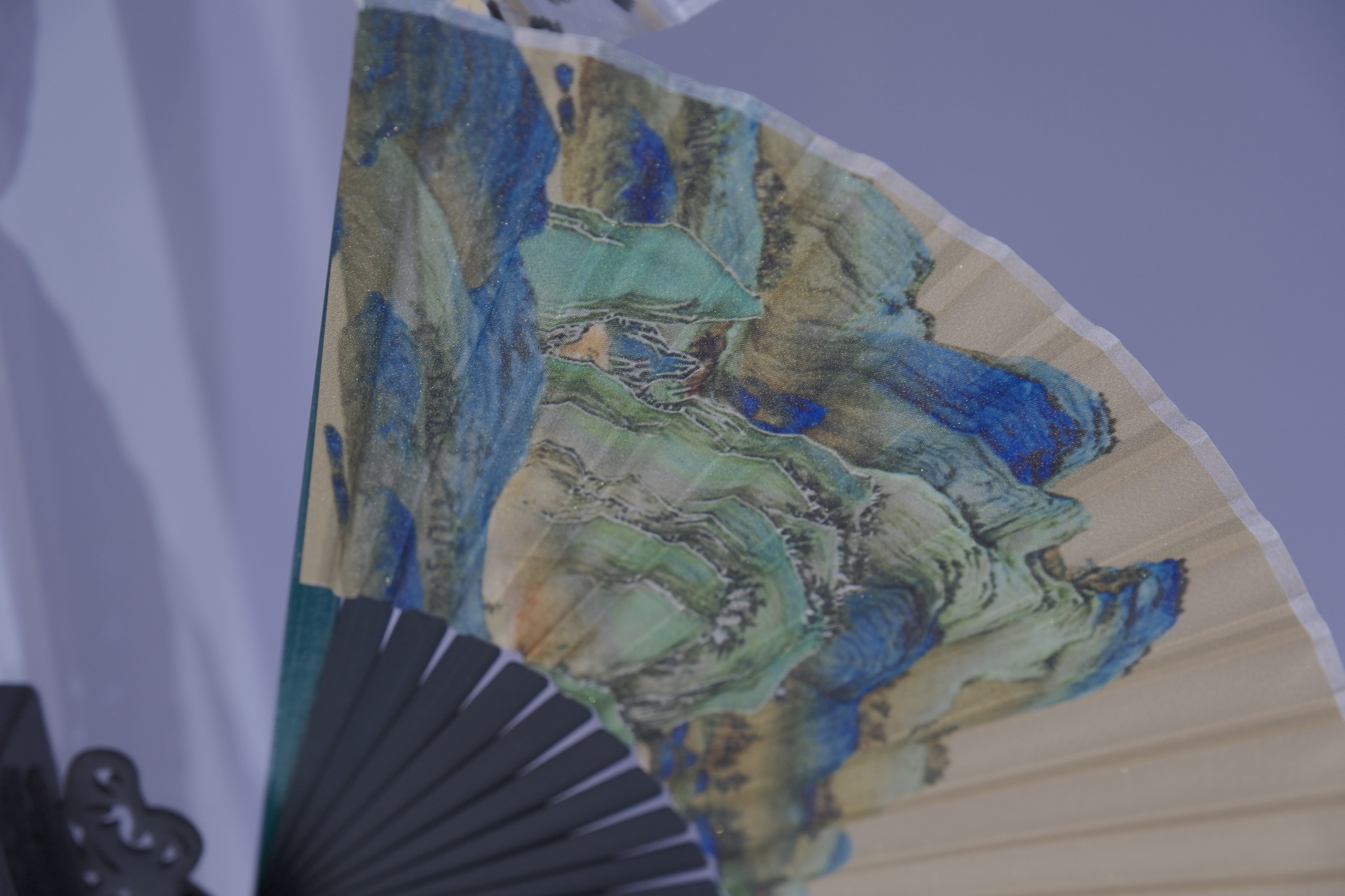 Anhui folding fans, with bamboo ribs and painted silk or paper, embody the elegance of Jianghuai culture. /CGTN